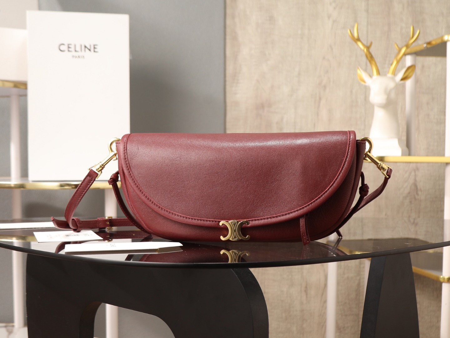 NO:879935,[Super quality all-steel hardware] Halfmoon Soft Triomphe half-moon bag, made of soft lambskin, with ultra-fine oil-wax texture and perfect hand feel. Classic half-moon shape + Triomphe metal buckle, full of French retro atmosphere!  It can be worn on one shoulder, across the body, or under the armpit, and can be worn for commuting or leisure. It is low-key and high-end, and is a fashionable item that combines practicality and design!  Style No. 107373 Dimensions length 25x height 13x width 5cm, special grade Celine, celine, sheepskin19860909【特级品质 全钢五金】 Halfmoon Soft Triomphe 半月包,选用柔软小羊皮,油蜡质感超细腻,手感满分料.经典半月造型＋ Triomphe 金属扣,法式复古氛围拉满！可单肩、斜挎、腋下背都 OK ,通勤休闲都能搭.低调又高级,是实用与设计感兼具的时髦单品！ 款号107373 尺寸长25x高13x宽5cm,特级赛琳,celine,sheepskin,Bag