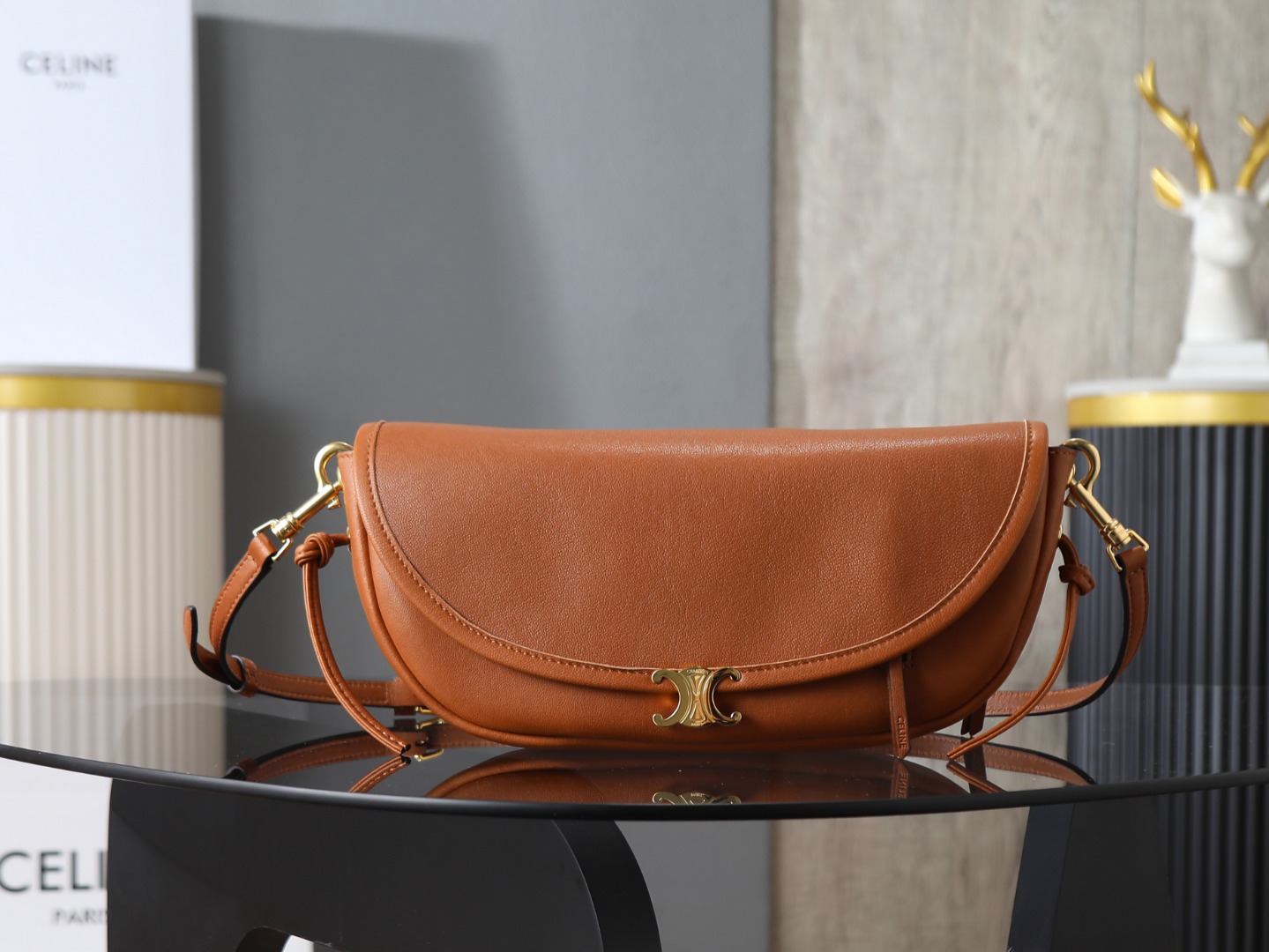 NO:879924,[Super quality all-steel hardware] Halfmoon Soft Triomphe half-moon bag, made of soft lambskin, with ultra-fine oil-wax texture and perfect hand feel. Classic half-moon shape + Triomphe metal buckle, full of French retro atmosphere!  It can be worn on one shoulder, across the body, or under the armpit, and can be worn for commuting or leisure. It is low-key and high-end, and is a fashionable item that combines practicality and design!  Style No. 107373 Dimensions length 25x height 13x width 5cm, special grade Celine, celine, sheepskin19860909【特级品质 全钢五金】 Halfmoon Soft Triomphe 半月包,选用柔软小羊皮,油蜡质感超细腻,手感满分料.经典半月造型＋ Triomphe 金属扣,法式复古氛围拉满！可单肩、斜挎、腋下背都 OK ,通勤休闲都能搭.低调又高级,是实用与设计感兼具的时髦单品！ 款号107373 尺寸长25x高13x宽5cm,特级赛琳,celine,sheepskin,Bag