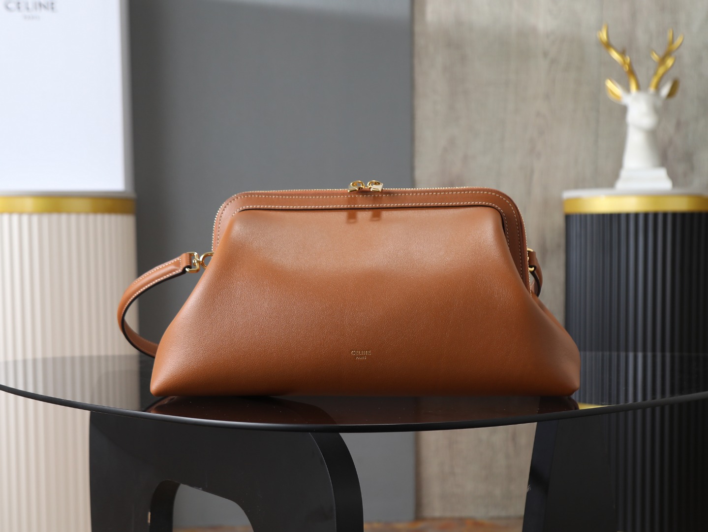 NO:879918,[Super quality all-steel hardware] New arrival CE DOCTOR POUCH handbag, classic gold design meets retro texture, all-steel hardware, original calfskin, with complete packaging. Every detail hides French elegance, a timeless texture choice in the wardrobe. Style No. 10403, size 35×18×18cm, premium Celine, celine, cowhide19860909【特级品质 全钢五金】 新品到货 CE DOCTOR POUCH手袋,以经典口金设计邂逅复古质感,全钢五金,原厂小牛皮,配全套包装每一处细节都藏着法式优雅,是衣橱里永不过时的质感之选 款号10403尺寸35×18×18cm,特级赛琳,celine,cowhide,Bag