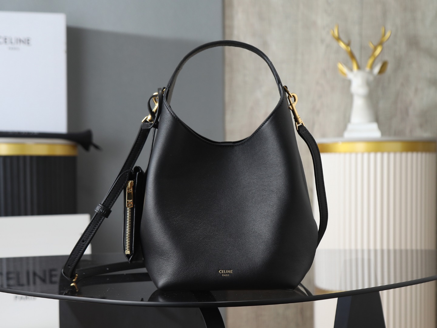NO:879912,[Super quality all-steel hardware] New product launch CE New HOBO handbag Soft fufu natural calfskin, full of oily luster, feels silky smooth ~ Classic hobo curved bag shape, more lazy and casual than AVA, small size is super delicate, can be carried cross-body. The highlights are all here. The material is soft natural cowhide + suede lining, the texture is amazing. Designed with small zero magnetic buckle, safe and advanced  The capacity main compartment can hold powder, powder, etc., which is enough for daily use. The shoulder strap is adjustable and can be worn on one shoulder or cross-body. Style No. 103307, size 18x31x6cm, premium Celine, celine, cowhide19860909【特级品质 全钢五金】 新品上线 CE 全新HOBO 手袋 软fufu的天然小牛皮,油润光泽感拉满,摸起来巨丝滑～ 经典hobo弧形包型,比AVA更慵懒随性,小号尺寸超精致,手拎斜挎都可以 亮点全在这 材质柔软天然牛皮+绒面革衬里,质感绝了 设计小零磁吸扣安全又高级 容量主隔层能装、粉饼、,日常够用 肩带可调节,单肩斜挎随意切换 款号103307 尺寸18x31x6cm,特级赛琳,celine,cowhide,Bag