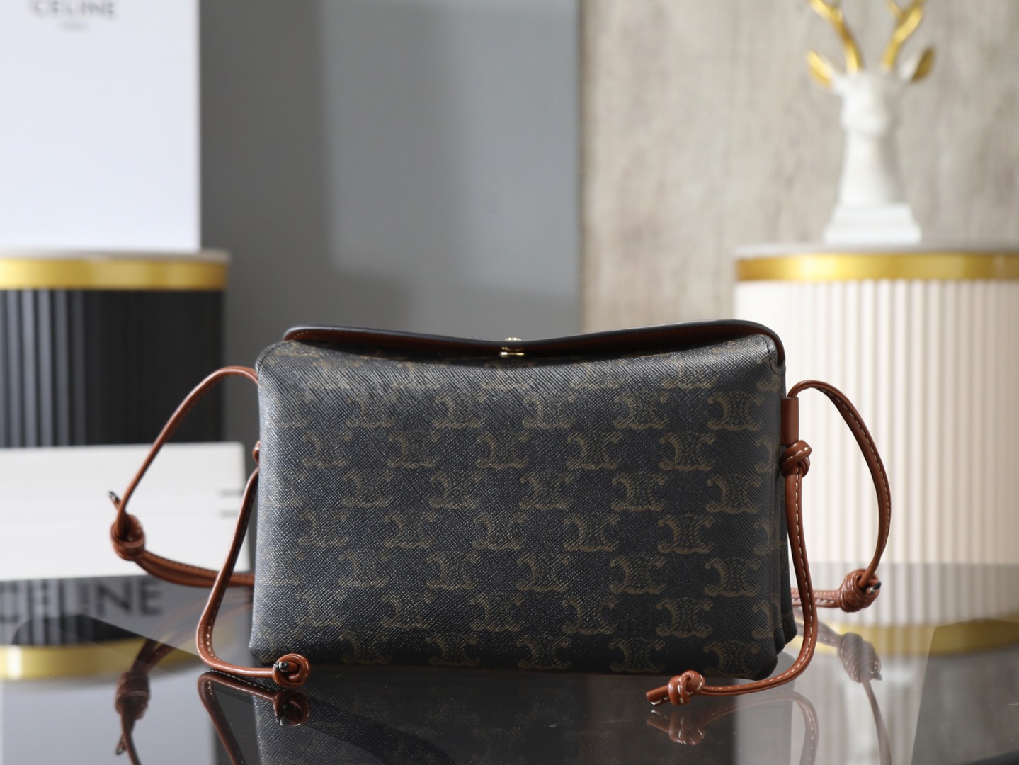 NO:879900,[Premium quality, all-steel hardware] PTRIO FLAP handbag This model can hold larger smartphones such as PLUS. PVC print with sheepskin lining. Gold finish. Crossbody and shoulder carry. TRIOMPHE snap closure. 2 compartments. 1 inner central zipper pocket. Sliding knot mechanism. Adjustable shoulder strap, minimum length (31 cm), maximum length (65 cm). Dimensions: (22 X 14 X 4 cm)  No. 100861, special Celine, celine, sheepskin19860909【特级品质 全钢五金】 PTRIO FLAP手袋 本款型可装下PLUS等较大的智能手机 PVC印花配羊皮里衬 金色饰面 斜挎和肩背 TRIOMPHE按扣开合 2个隔层 1个内侧中央拉链口袋 滑动结机制 可调节肩带,最小长度（31厘米）,最大长度（65厘米） 尺寸:（22 X 14 X 4厘米） 编号100861,特级赛琳,celine,sheepskin,Bag