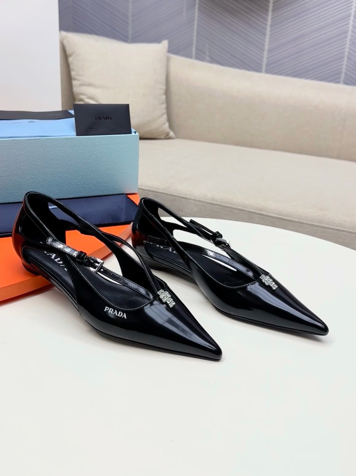 NO:165205,…………PRADA Early Spring Women’s Showcase Women’s Shoes Pointed toe thick heels on the counter!  【】 ________________________ Imported silk/cowhide ●━━━━━━━━━━━━━━━━━━────────────────────────────────────────────────────────────────────────────────────────────────────────────────────────────────────────────�19860909…………PRADA 普拉达 早春 走秀款女鞋 尖头粗跟专柜走秀款！【】 _____________________ 鞋面进口真丝/牛皮 ●━━━━━━───── 内里羊皮 ●━━━━━━───── 大底原版意大利真皮大底 ●━━━━━━───── 鞋码:35-41（40.41定做） ●━━━━━━───── 包装专柜同步配套包装 ●━━━━━━───── 温馨提示本款鞋为真品底系列试穿须注意防范措施,大底踩花踩有印迹不支持退换,15天内可换码换款,不支持无条件退货,感谢支持合作愉快.,单鞋,prada,prada,cowhide,sheepskin,real silk,Leather soles,Women's Shoes