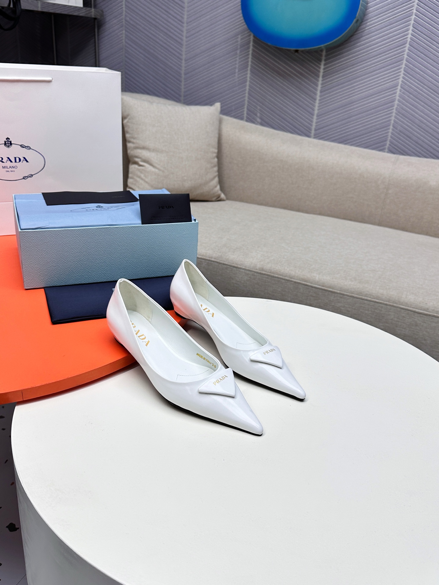 NO:165206,…………PRADA Prada Early Spring Square-toe Triangle Leather Buckle Single Shoes Series 2025s Prada Spring and Summer New Product, (top version) is coming, a must-have for girls! Women's Showcase Women's Shoes Pointed toe thick heels counter Showcase!  【】 ________________________ Upper imported patent leather ●━━━━━━━━━━━━━━━━━━━━━━━────────────────────────────────────────────────────────────────────────────────────────────────────────────────────────────────────────19860909…………PRADA 普拉达 早春 方头三角皮扣单鞋系列2025s普拉达春夏新品,(顶级版本)实力来袭,少女必备! 走秀款女鞋 尖头粗跟专柜走秀款！【】 _____________________ 鞋面进口漆皮 ●━━━━━━───── 内里羊皮 ●━━━━━━───── 大底原版意大利真皮大底 ●━━━━━━───── 鞋码:35-41（40.41定做） ●━━━━━━───── 包装专柜同步配套包装 ●━━━━━━───── 温馨提示本款鞋为真品底系列试穿须注意防范措施,大底踩花踩有印迹不支持退换,15天内可换码换款,不支持无条件退货,感谢支持合作愉快.,单鞋,prada,prada,sheepskin,Leather soles,Women's Shoes