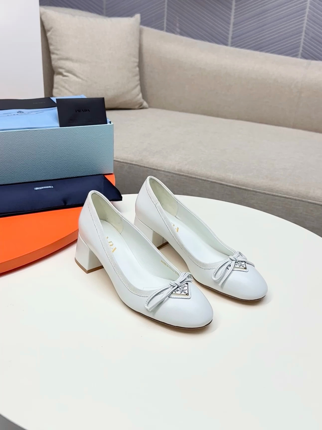 NO:165208,…………PRADA Early Spring Women's shoes with a triangle marking round head bow ornament with thick heels!  , (top version) The strength is coming, a must-have for girls! Women's catwalk shoes, pointed toe thick heels on the counter catwalk style!  【Single Shoes/Sandals 250】 ________________________________ The upper top layer cowhide ●━━━━━━━━━━━━━━━━━━─────────────────────────────────────────────────────────────────────────────────────────────────────────────────────────────────────19860909…………PRADA 普拉达  早春 三角标圆头蝴蝶结饰粗跟专柜走秀款女鞋！ ,(顶级版本)实力来袭,少女必备! 走秀款女鞋 尖头粗跟专柜走秀款！【单鞋/凉鞋250】 _____________________ 鞋面头层牛皮 ●━━━━━━───── 内里羊皮 ●━━━━━━───── 大底原版意大利真皮大底 ●━━━━━━───── 鞋码:35-41（40.41定做） ●━━━━━━───── 包装专柜同步配套包装 ●━━━━━━───── 温馨提示本款鞋为真品底系列试穿须注意防范措施,大底踩花踩有印迹不支持退换,15天内可换码换款,不支持无条件退货,感谢支持合作愉快.,单鞋,prada,prada,sandals,cowhide,sheepskin,Leather soles,Women's Shoes