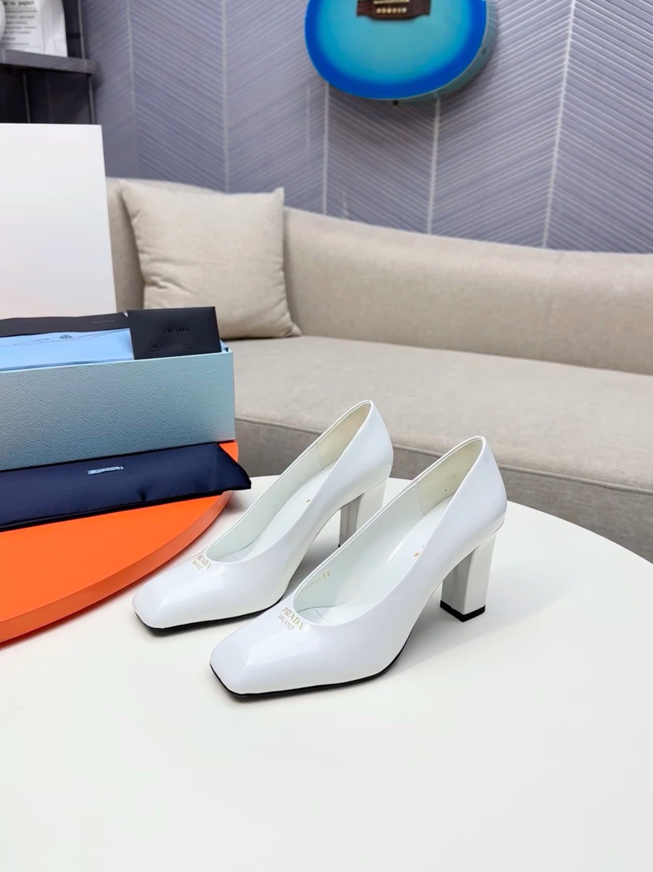 NO:165209,…………PRADA 2025 early spring new thick-heeled square-toed sandals single shoes. The simple design is probably the highlight of it that makes people like the most, not the kind that is a rampant. It has its own brand personality [Single Shoes/Sandals 250] ______________________________ Imported patent leather on the upper ●━━━━━━━━━━━━━━━━──────────────────────────────────────────────────────────────────────────────────────────────────────────────────�  Warm reminder: This shoe is an authentic sole series to try on, you must pay attention to precautions. If you have a lot of sole, you will not support return or exchange. You can change the code within 15 days. Unconditional returns are not supported. Thank you for your support for your cooperation., Single shoes, prada, prada, sandals, sheepskin, Leather soles19860909…………PRADA 普拉达 2025早春新款粗跟方头凉鞋单鞋 简单的设计大概就是它最让人喜欢亮点,不是烂大街的那种 很有自己的品牌个性【单鞋/凉鞋250】 _____________________ 鞋面进口漆皮 ●━━━━━━───── 内里顶级羊皮 ●━━━━━━───── 大底原版意大利真皮大底 ●━━━━━━───── 鞋码:35-41（40.41定做） ●━━━━━━───── 包装专柜同步配套包装 ●━━━━━━───── 温馨提示本款鞋为真品底系列试穿须注意防范措施,大底踩花踩有印迹不支持退换,15天内可换码换款,不支持无条件退货,感谢支持合作愉快.,单鞋,prada,prada,sandals,sheepskin,Leather soles,Women's Shoes