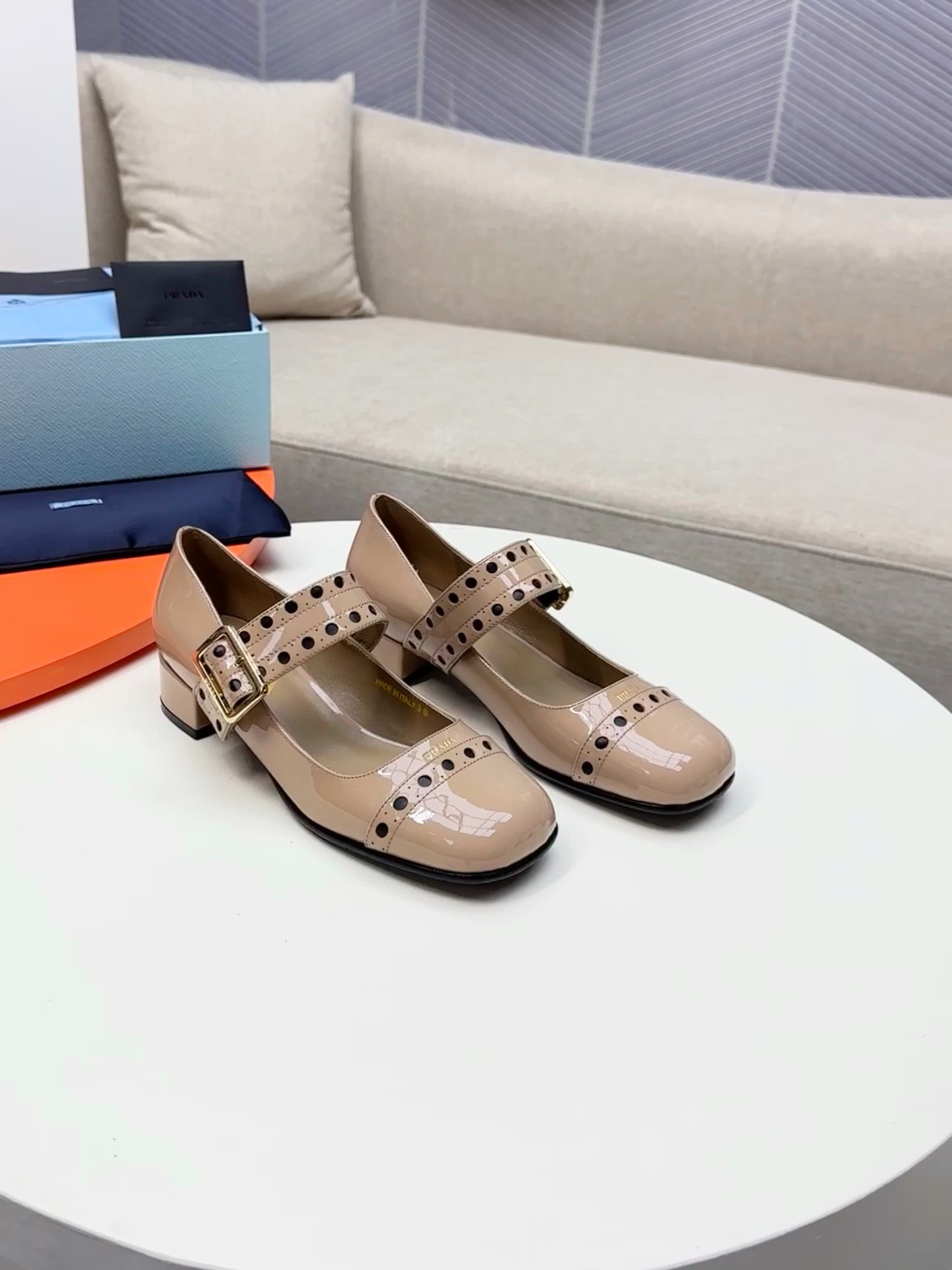 NO:232337,…………PRADA 2025 series loafers!  It's both classic and versatile at first glance!  There is no need to worry about the texture of the feet!  【】 _______________________ The simple combination is very eye-catching and atmospheric. I sincerely suggest that you must accept it!  Great versatile!  Its square toe design is suitable for all kinds of female foot types to easily control, and it is comfortable to wear and not squeeze the feet. The soul of the whole pair of shoes is the oblique cut design!  This upper is not easy to make, it looks quite simple, which is much more expensive than making boots, and has a high scrapping power!  ●━━━━━━━━━────────────────────────────────────────────────────────────────────────────────────────────────────────────────────────────────────────────────────────────────�19860909…………PRADA 普拉达 2025系列乐福鞋！一眼望去既经典又百搭！质感脚感都无需担心！【】 _____________________ 简单搭配很吸睛,大气,真心建议你们一定要收！巨百搭！它的鞋头方型设计适合各种百般女性脚型都能轻松驾驭,上脚舒适不挤脚,整双鞋的灵魂所在是斜裁的设计哦！这款鞋面工艺可不好做,看是挺简单的比做靴子还贵好多,报废力高！ ●━━━━━━───── 鞋面:原厂进口柔软牛漆皮 ●━━━━━━───── 内里:丝绸小羊皮,皮质细腻紧实 柔软性和透气性都很好 ●━━━━━━───── 大底:进口意大利真皮大底前掌注塑,高级又防滑 ●━━━━━━───── 跟高:4.5cm ●━━━━━━───── 温馨提示本款鞋为真品底系列试穿须注意防范措施,大底踩花踩有印迹不支持退换,15天内可换码换款,不支持无条件退货,感谢支持合作愉快.,乐福鞋,prada,prada,loafers,boots,sheepskin,Leather soles,Women's Shoes