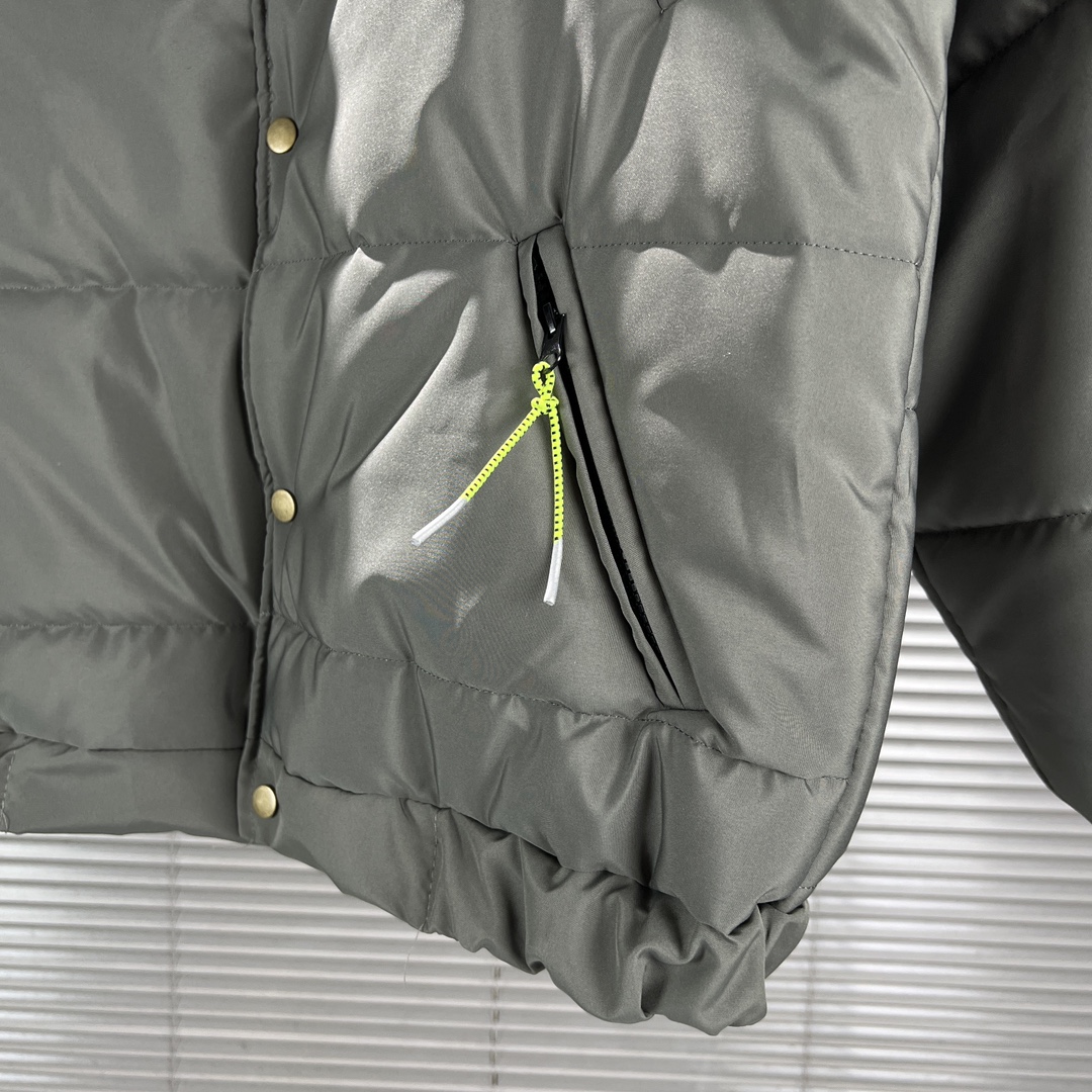 Carhartt 2023Fw Winter Outdoors Clothing Wallchart: American Style, Warm, Stylish in Khaki/Grey Green. - 图片 9