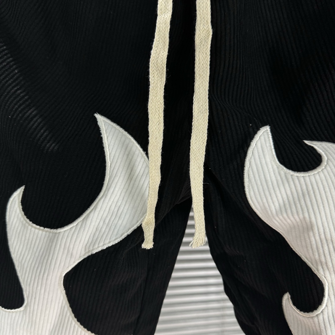 Stussy 2024FW High Street Five-Minute Shorts with Flames Embroidery in Black and White - 图片 4
