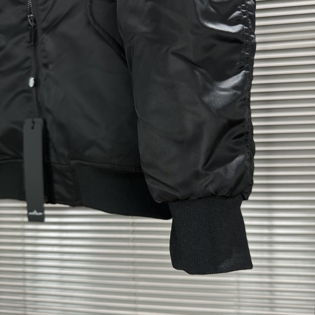 Stone Island Island: High-Quality Fabric with Versatile Design and Detailed Craftsmanship - 图片 8