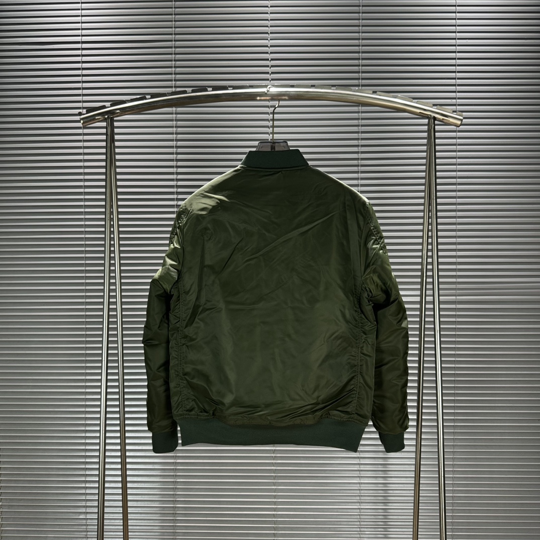 Stone Island Island: High-Quality Fabric with Versatile Design and Detailed Craftsmanship - 图片 3