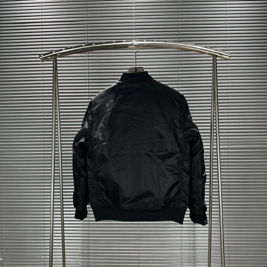 Stone Island Island: High-Quality Fabric with Versatile Design and Detailed Craftsmanship - 图片 5