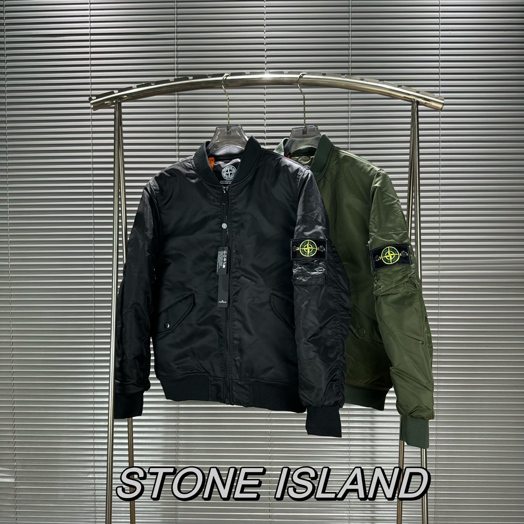 Stone Island Island: High-Quality Fabric with Versatile Design and Detailed Craftsmanship