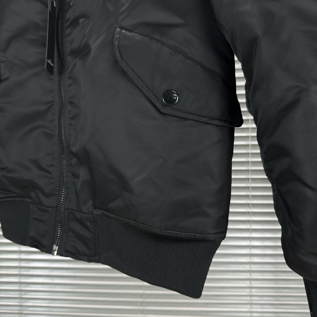 Stone Island Island: High-Quality Fabric with Versatile Design and Detailed Craftsmanship - 图片 9