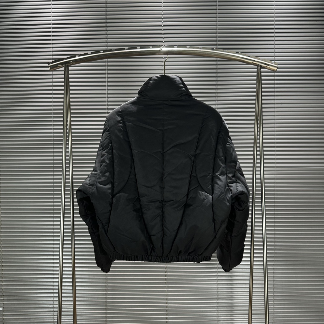 Stone Island 2024FW Collection Highlights: Punk-style designs in Ankara Red and Magic Black. Sizes range from M to XL. - 图片 3