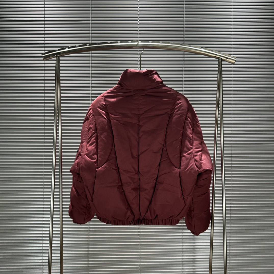 Stone Island 2024FW Collection Highlights: Punk-style designs in Ankara Red and Magic Black. Sizes range from M to XL. - 图片 5