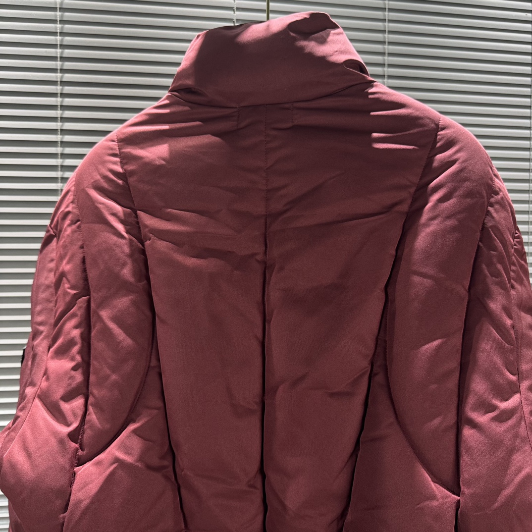 Stone Island 2024FW Collection Highlights: Punk-style designs in Ankara Red and Magic Black. Sizes range from M to XL. - 图片 9