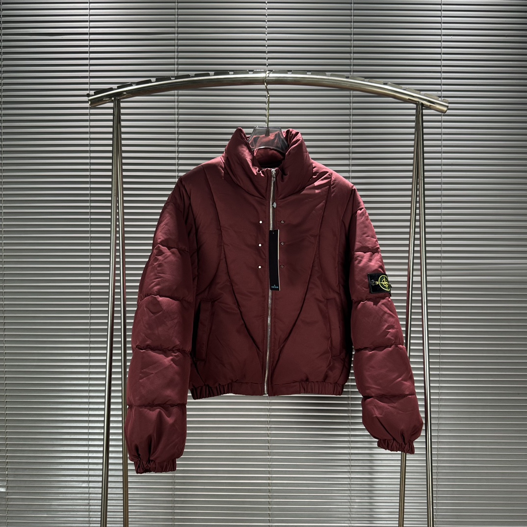 Stone Island 2024FW Collection Highlights: Punk-style designs in Ankara Red and Magic Black. Sizes range from M to XL. - 图片 4