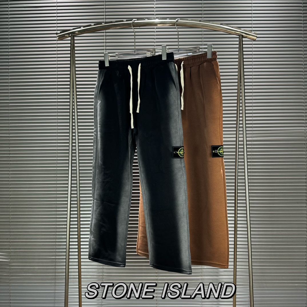  \nC-D##JD \nStone Island 石头岛 春季新款完美复古水洗风纯棉毛圈直筒阔腿卫裤\n海外潮人INS博主推荐秋冬高街宽松 休闲男女情侣街头休闲感十足！\n\n面料定织定染高克重水洗纯棉面料，柔软透气，久洗不变形，加粗的编制抽绳设计.压条走线，宽松版型，裤腿上的袖章的刺绣工艺流程采用日本进口机器进行作业 字母图案清晰立体高密度 ！各大明星网红上身 任意搭配 所有细节工艺都无可挑剔.均是定制开模的高端货色.让人眼前一亮.高端货.高品质.方方面面都细致到位.百搭不腻. \n颜色：黑灰 卡其\n尺码：M L XL XXL\n腰围：   \n臀围： YY  \n裤长： YD  \n裤脚：   