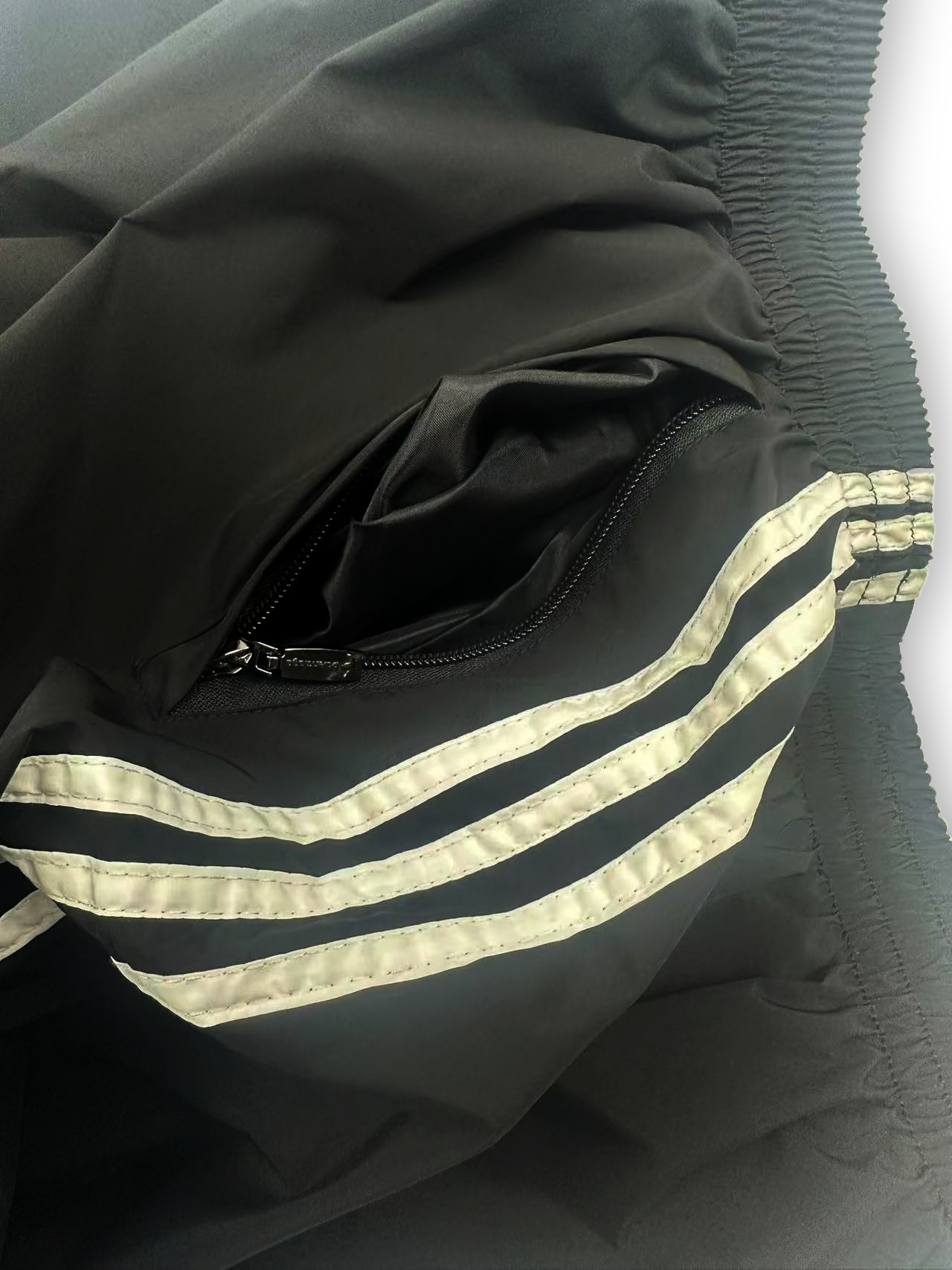 Balenciaga x Adidas Sport Shorts Infograph: Sizes, Features, and Recommendations - 图片 5