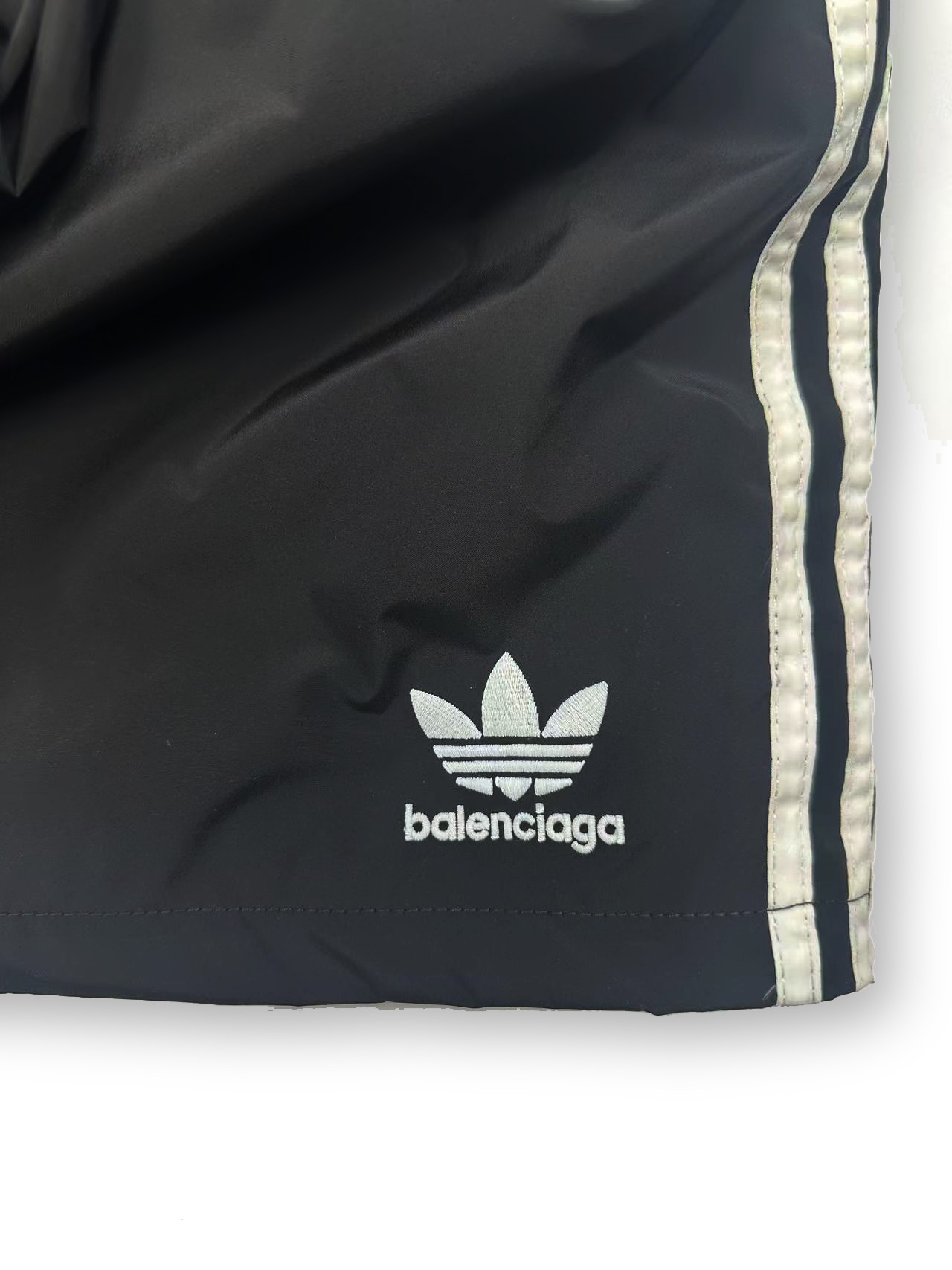 Balenciaga x Adidas Sport Shorts Infograph: Sizes, Features, and Recommendations - 图片 8