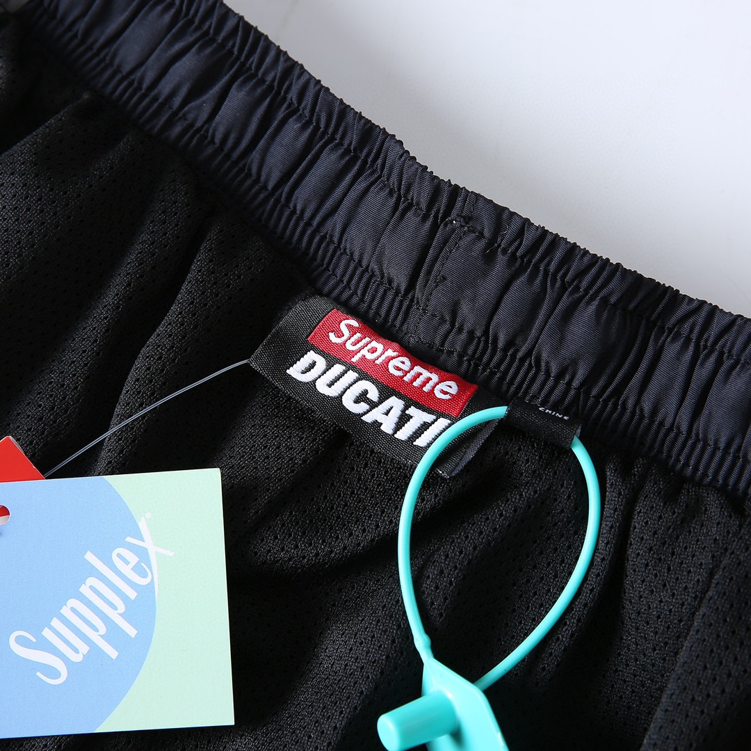 Supreme x DUCATI Ducadi United Track Pants Collection Overview - 图片 7