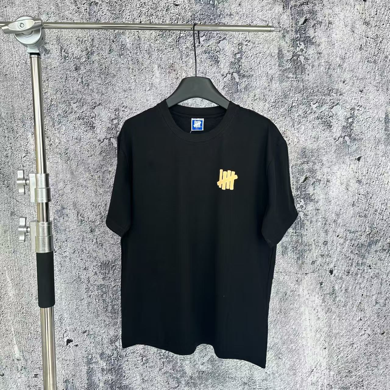 #1082 💰85 挂拍
UNDEFEATED SS25 五条杠Logo字母数字美式复古短袖T恤 男女同款
面料：240g双纱面料，不变型不起球
辅料；全套辅料定制；1:1版本
颜色：黑色，米白色
尺码：S-XL
             S        M         L         XL
胸围   110      114     118      122
衣长    68        70        72       74
肩宽    52        53.5     55      56.5
