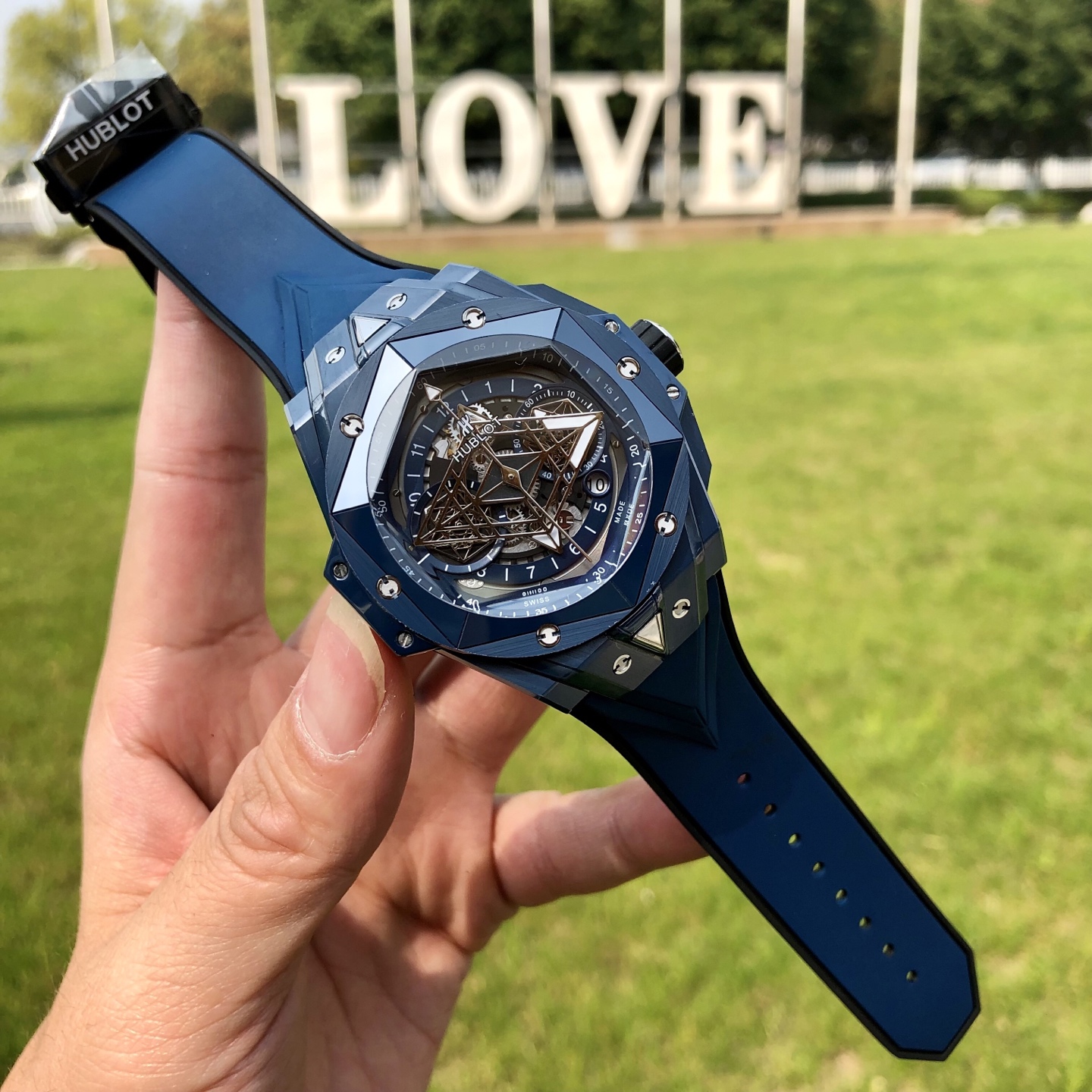 NO:392951,The new hot ceramic Hublot Big Bang Sang Bleu Ⅱ Tattoo Second Generation Watch uses three-dimensional geometric figures and clever conception to present exquisite relief effects and perfect three-dimensional visual experience. The ceramic case adopts a unique high-temperature and high-pressure forging method to form ultra-high density colored ceramics. After one in a hundred, it ensures that each finished product has no color difference with the original, and achieves the true original!  Then, after polishing, satining, slicing, chamfering and faceting, the hexagonal spatial vision is presented with alternate superposition, perfectly interpreting the brand's ambitions and design concepts!  The most eye-catching diamond hour and minute hands and two hexagonal small dials on the dial reflect a different geometric pattern visual effect as time goes by. The overall geometric figures on the dial have been polished by CNC level to present a sharp visual feeling. No matter which angle you look at it, there is no burr at all, and all details are in place at once. The imported fluoroelastic strap is paired with Hublot's simple folding clasp, making the wearer more comfortable. The movement uses a modified HUB movement, which can be impeccable even if it is transparent. After precision polishing, it greatly improves the stability of the basic movement and alleviates the embarrassment of the chronograph style that has always been used!  Be impeccable!  Welcome all watch friends to taste it.19860909全新爆品陶瓷 宇舶Big Bang Sang Bleu Ⅱ 刺青第二代腕表.运用立体几何图形,巧妙的构思,呈现出精妙的浮雕效果以及完美的三维视觉体验. 陶瓷表壳采用独特的高温高压锻造方法,形成超高密度的的彩色陶瓷,经过百里挑一,确保每一个成品都与原版毫无色差,做到真正意义上的原装一致！再经过抛光、缎面、切片、雕刻、倒角、刻面,呈现出交替叠加的六边形空间视觉,完美演绎了该品牌的雄心壮志和设计理念！表盘最为抢眼的菱形时分针和左右两个六边形小盘,随着时间运转体现出别样的几何图案视觉效果,盘面上整体的几何图形,经过cnc级别的打磨,呈现出锋利的视感,不论从哪一个角度观看,都没有任何一丝一毫的毛刺,方方面面的细节一次到位.进口氟橡胶表带搭配宇舶简易使用的折叠式表扣,让佩戴者更加舒适.机芯方面采用改HUB机芯,即使透底亦能做到无懈可击,经过精密打磨,大大提升了基础机芯的稳定性,缓解了一直以来计时机芯款式空有其表的尴尬现象！做到无可挑剔！欢迎广大表友品鉴,,Watch