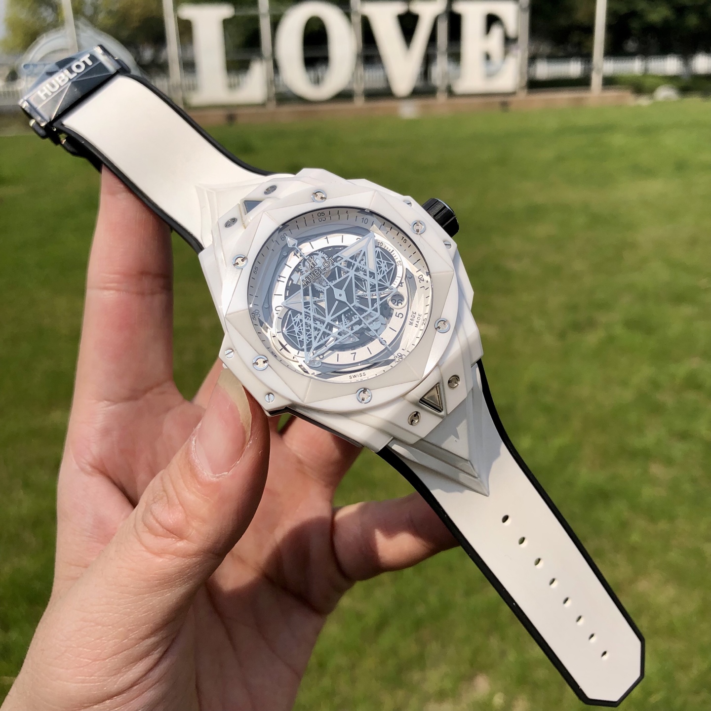 NO:392956,The new hot color ceramics Hublot Big Bang Sang Bleu Ⅱ Tattoo Second Generation Watch uses three-dimensional geometric figures and clever conception to present exquisite relief effects and perfect three-dimensional visual experience. The ceramic case adopts a unique high-temperature and high-pressure forging method to form ultra-high density color ceramics. After choosing one in a hundred, it ensures that each finished product has no color difference with the original, and achieves the true original!  Then, after polishing, satining, slicing, chamfering and faceting, the hexagonal spatial vision is presented with alternate superposition, perfectly interpreting the brand's ambitions and design concepts!  The most eye-catching diamond hour and minute hands and two hexagonal small dials on the dial reflect a different geometric pattern visual effect as time goes by. The overall geometric figures on the dial have been polished by CNC level to present a sharp visual feeling. No matter which angle you look at it, there is no burr at all, and all details are in place at once. The imported fluoroelastic strap is paired with Hublot's simple folding clasp, making the wearer more comfortable. The movement uses a modified HUB movement, which can be impeccable even if it is transparent. After precision polishing, it greatly improves the stability of the basic movement and alleviates the embarrassment of the chronograph style that has always been used!  Be impeccable!  Welcome all watch friends to taste it.19860909全新爆品彩色陶瓷 宇舶Big Bang Sang Bleu Ⅱ 刺青第二代腕表.运用立体几何图形,巧妙的构思,呈现出精妙的浮雕效果以及完美的三维视觉体验. 陶瓷表壳采用独特的高温高压锻造方法,形成超高密度的的彩色陶瓷,经过百里挑一,确保每一个成品都与原版毫无色差,做到真正意义上的原装一致！再经过抛光、缎面、切片、雕刻、倒角、刻面,呈现出交替叠加的六边形空间视觉,完美演绎了该品牌的雄心壮志和设计理念！表盘最为抢眼的菱形时分针和左右两个六边形小盘,随着时间运转体现出别样的几何图案视觉效果,盘面上整体的几何图形,经过cnc级别的打磨,呈现出锋利的视感,不论从哪一个角度观看,都没有任何一丝一毫的毛刺,方方面面的细节一次到位.进口氟橡胶表带搭配宇舶简易使用的折叠式表扣,让佩戴者更加舒适.机芯方面采用改HUB机芯,即使透底亦能做到无懈可击,经过精密打磨,大大提升了基础机芯的稳定性,缓解了一直以来计时机芯款式空有其表的尴尬现象！做到无可挑剔！欢迎广大表友品鉴,,Watch