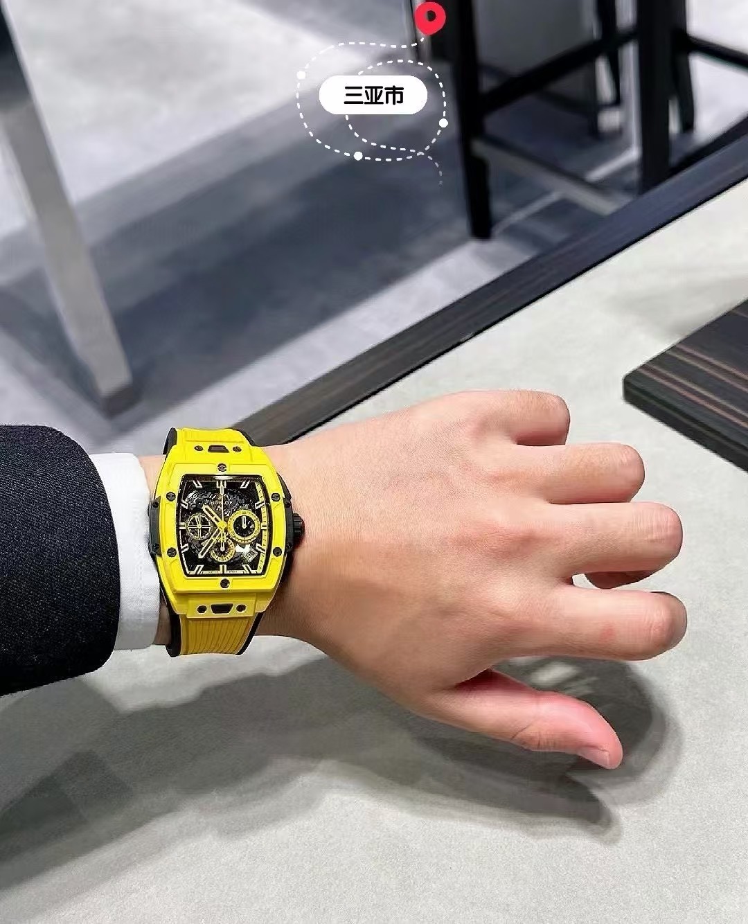 NO:553341,Hublot HUBLOT-New Colorful 'Ceramic Craft' Soul BIG BANG Series Inspired by racing, it launches a new Spirit of Big Bang limited edition watch!  The watch combines all the iconic elements of the Spirit of Big Bang series with a new barrel-shaped all-ceramic case. The case is made of titanium and resin materials, and uses six H-shaped screws to build a 'sandwich' structure to convey the concept of 'fusion technology'. It perfectly replicates the exclusive customized HUB movement, original folding buckle, and customized fluororubber strap. The watch is equipped with a 'one-button' quick-change strap system. The wearer can easily and quickly replace the strap with just one click!  !  !  ,19860909宇舶HUBLOT-全新彩色“陶瓷工艺” 灵魂BIG BANG系列  以赛车为灵感,推出全新Spirit of Big Bang限量腕！腕表结合Spirit of Big Bang系列的所有标志性元素,全新酒桶形全陶瓷表壳.表壳应用钛金属跟树脂材料,借助六枚H型螺丝构建“三明治”结构,传达“融合的技术”的理念,完美复刻独家定制HUB机芯,原装折叠表扣,订制氟橡胶表带,腕表配有“一键式”快速更换表带系统,佩戴者只需轻轻一按,即可以轻松快捷地替换表带！！！,,Watch