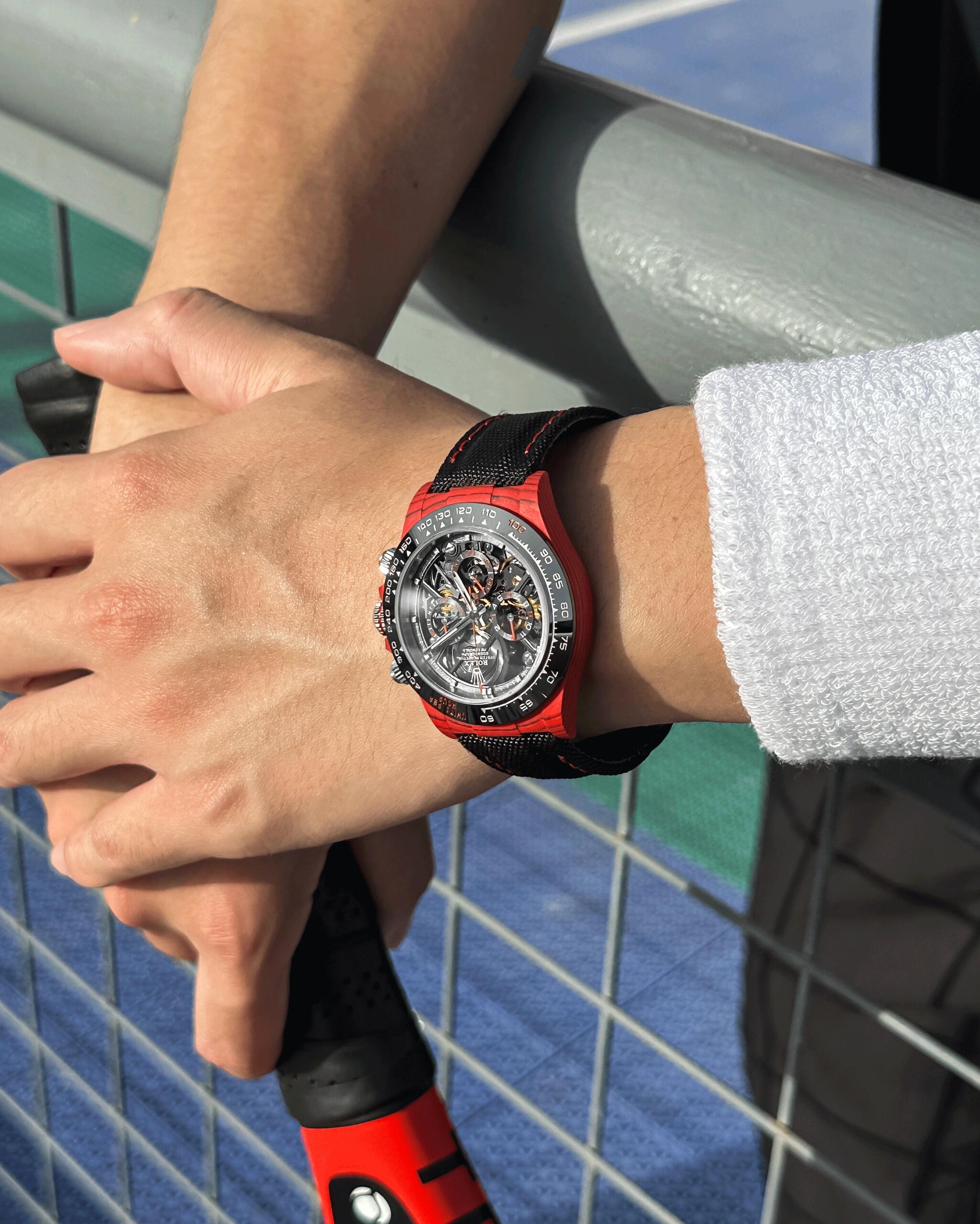 NO:393232,Red Magic Ultra modification base Ditona 116500 strap black handmade nylon strap (red stitching) movement hollow movement needle size second colored hand (Ferrari red) dial hollow dial case material quartz carbon fiber (red) bezel ceramic ring (Ferrari red color) custom red cutting handle head ———————————————————————— When speed becomes faith, machinery is more than precise. A new 'Red Magic Utral' modification solution is launched, paying tribute to the legendary Ferrari in the track with black and red color matching. The hollow movement and carbon fiber case jointly interpret the beauty of speed. It is light and firm, with no trace of sharpness. The true racing spirit never seeks victory in the noise.,19860909红魔 Ultra改装 base迪通拿116500 表带黑色手工尼龙表带（红色缝线） 机芯镂空机芯 表针大小秒镀色指针（法拉利红） 表盘镂空表盘 表壳材质石英碳纤维（红色） 表圈陶瓷圈（法拉利红涂色） 把头定制红色切割把头 —————————————— 当速度成为信仰,机械便不止于精密.  全新推出“红魔Utral”改装方案,以黑红配色致敬赛道传奇法拉利,镂空机芯与碳纤维表壳共同演绎速度之美.  轻盈而坚毅,锋芒不露痕迹.真正的竞速精神,从不在喧哗中求胜.,,Watch