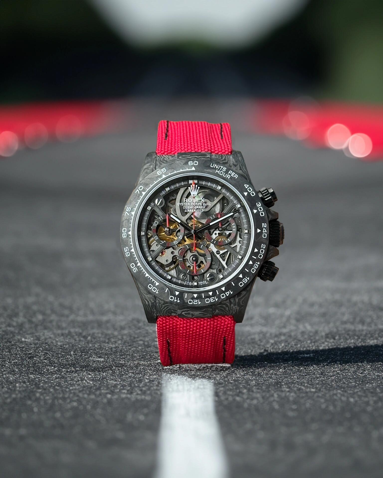 NO:393212,The daytona that never goes out of date The lightweight daytona that can show the track genes to date is the most powerful daytona, the whole watch weighs 47g, it is as light as nothing, the red chronograph-sized second hand is extremely aggressive, paired with a red handmade nylon strap, it is very cool,19860909永不过时的daytona 迄今为止最能展现赛道基因的轻量化daytona,整表重量47g,轻盈如同无物,镀红色的计时大小秒针极具侵略性,搭配红色手工尼龙表带,酷炫十足,,Watch