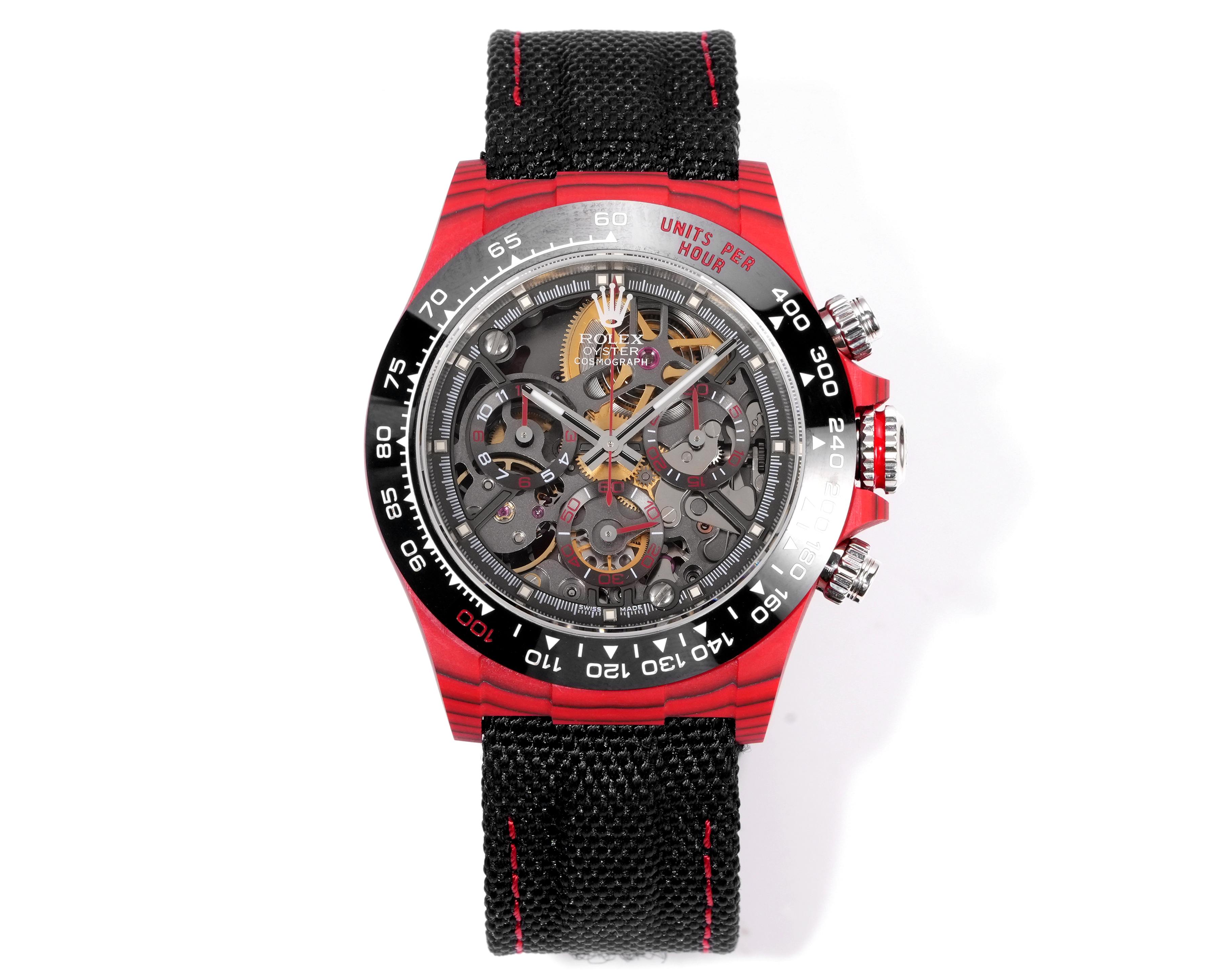 NO:386178,Production of TW, Cloth Carbon Fiber TW Factory, all carbon fiber modified custom version, Rolex ROLEX Ditona series HB1 The case is made of imported composite carbon fiber material, the carbon fiber material is a new material, the color is never outdated black, the overall pattern is very elegant and luxurious. The carbon fiber is soft on the outside and hard on the inside, the mass is lighter than metal aluminum, but the strength is higher than steel, and it is corrosion-resistant. The case texture is varied, and each carbon fiber watch will show different patterns due to the different cutting methods, becoming a unique existence. The movement uses a hollow movement, the watch diameter is 40MM, and TWF once again casts a different Ditona for you!  The best luxury recommendation for gifts, please recognize TW exclusive quality, rolex19860909TW 出品 布带碳纤维  TW Factory 全碳纤维改装定制版 劳力士 ROLEX迪通拿系列HB1 表壳整体采用进口复合碳纤维材质,碳钎维材质是一种新型材料,颜色为永不过时的黑色,整体的纹路十分典雅、奢华.碳纤维外柔内刚,质量比金属铝轻,强度却高于钢铁,并且具有耐腐蚀.表壳纹理多变,并且每一枚碳纤维腕表会因切割方式有别而展现出不同的纹路,成为独一无二的存在,机芯采用镂空机芯,腕表直径40MM,TWF再次为你铸造不一样的迪通拿！送礼最佳奢华推荐请认准TW独家品质,,rolex,Watch