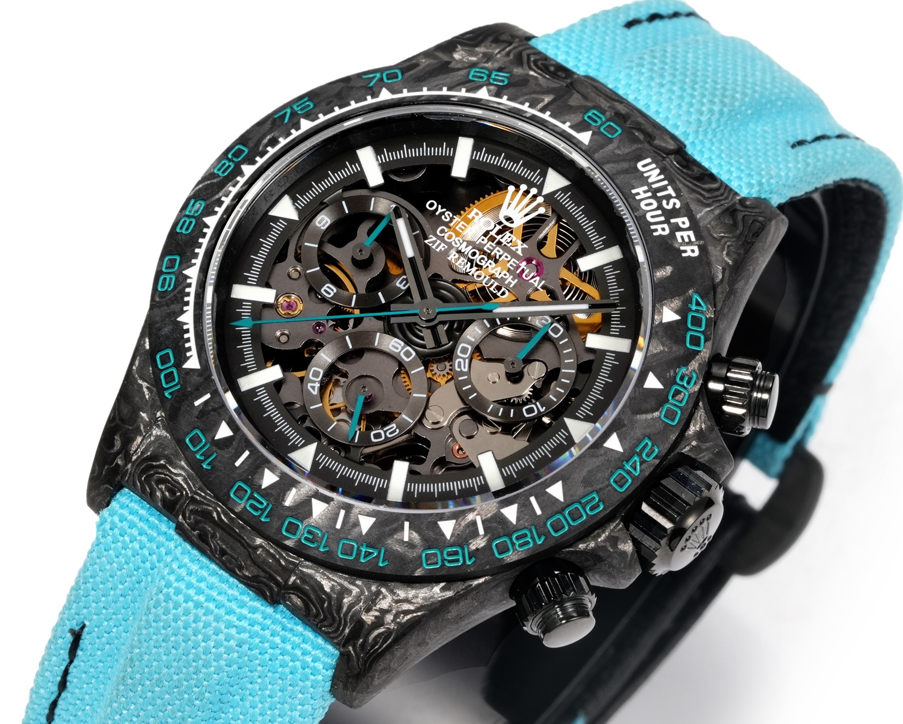 TW Factory ROLEX宇宙计时迪通拿系列之碳纤维定制版,腕表不仅佩戴轻便,外表坚硬.且每一只腕表都拥有独一无二的碳纤花纹材质. 【表壳】腕表尺寸40X12.4吻合原装.Tw工厂实力铸造碳纤维劳力士的独特风采.市场独家做到,整个壳套,圈口包括底盖均采用高复合碳纤维和超强夜光粉所打造.细节之处更是经过手工倒角抛光所制.质感非凡.【表带扣】表带采用人工纤维编织带所制,透气舒适,质地柔软.【机芯】采用最新精准而丹东成熟4802机芯,完美实现强大功能,性价比之王
