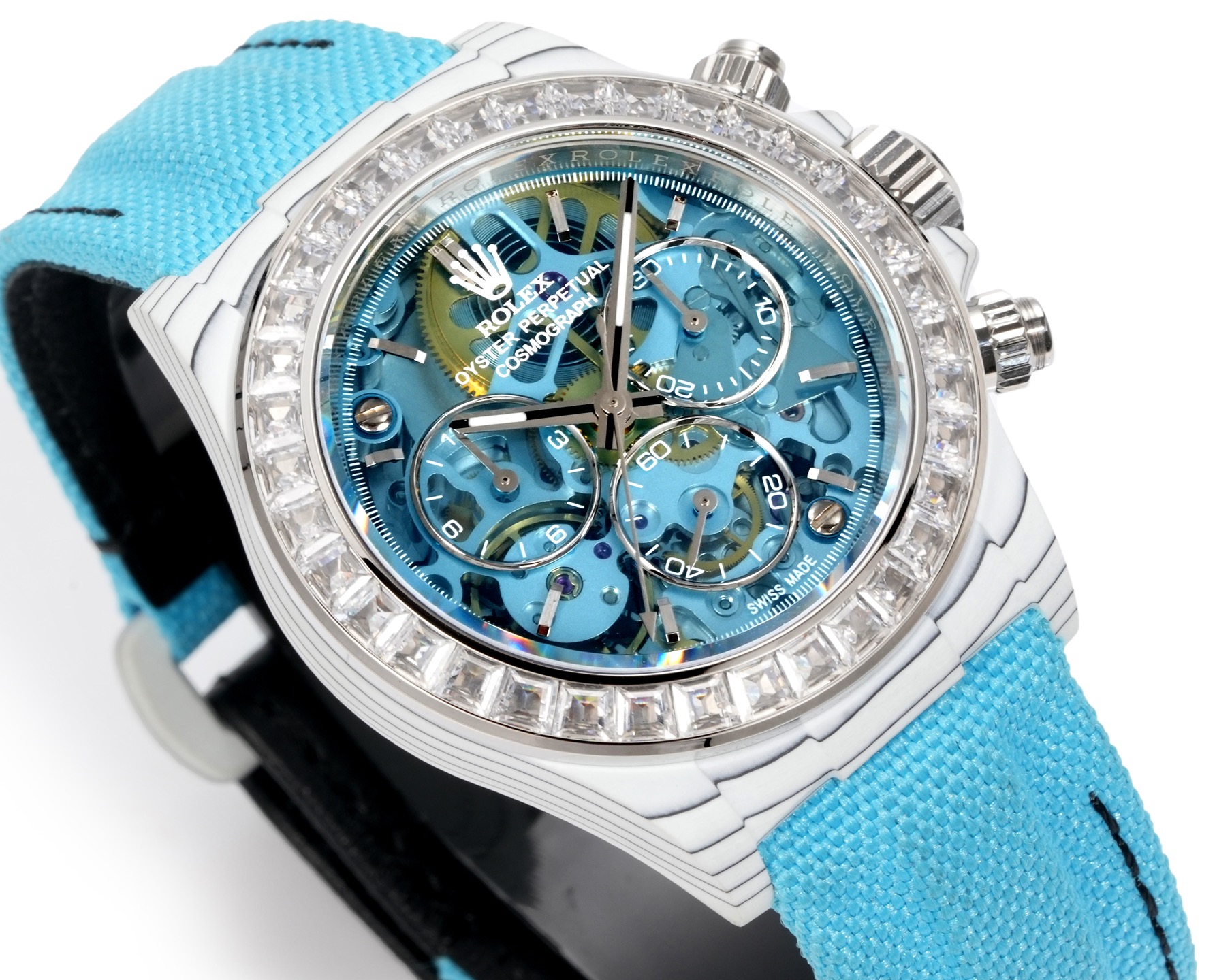 TW Factory ROLEX宇宙计时迪通拿系列之碳纤维定制版,腕表不仅佩戴轻便,外表坚硬.且每一只腕表都拥有独一无二的碳纤花纹材质. 【表壳】腕表尺寸40X12.4吻合原装.Tw工厂实力铸造碳纤维劳力士的独特风采.市场独家做到,整个壳套,圈口包括底盖均采用高复合碳纤维和超强夜光粉所打造.细节之处更是经过手工倒角抛光所制.质感非凡.【表带扣】表带采用人工纤维编织带所制,透气舒适,质地柔软.【机芯】采用最新精准而丹东成熟4802机芯,完美实现强大功能,性价比之王
