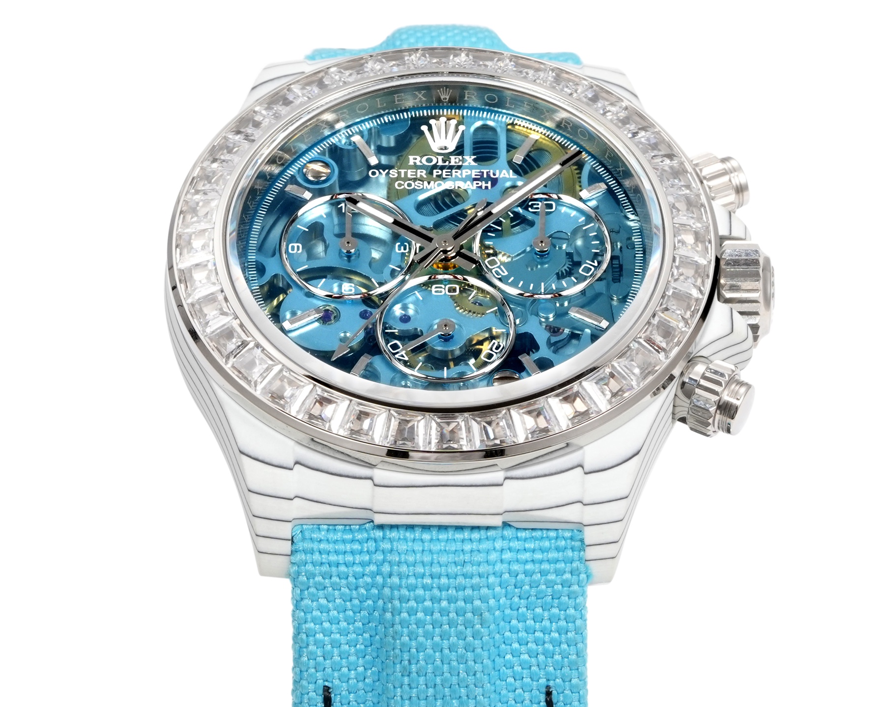 TW Factory ROLEX宇宙计时迪通拿系列之碳纤维定制版,腕表不仅佩戴轻便,外表坚硬.且每一只腕表都拥有独一无二的碳纤花纹材质. 【表壳】腕表尺寸40X12.4吻合原装.Tw工厂实力铸造碳纤维劳力士的独特风采.市场独家做到,整个壳套,圈口包括底盖均采用高复合碳纤维和超强夜光粉所打造.细节之处更是经过手工倒角抛光所制.质感非凡.【表带扣】表带采用人工纤维编织带所制,透气舒适,质地柔软.【机芯】采用最新精准而丹东成熟4802机芯,完美实现强大功能,性价比之王