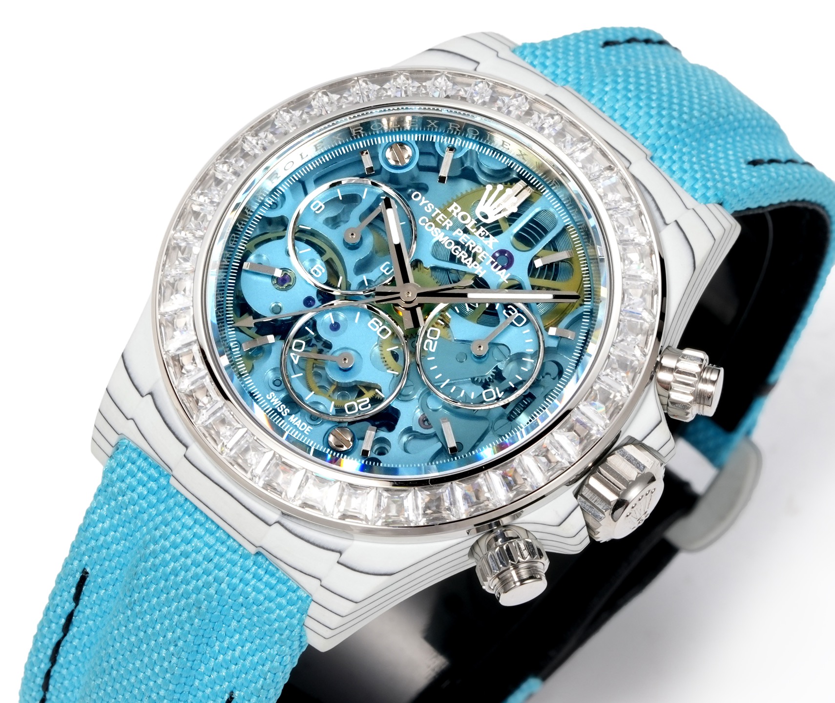 TW Factory ROLEX宇宙计时迪通拿系列之碳纤维定制版,腕表不仅佩戴轻便,外表坚硬.且每一只腕表都拥有独一无二的碳纤花纹材质. 【表壳】腕表尺寸40X12.4吻合原装.Tw工厂实力铸造碳纤维劳力士的独特风采.市场独家做到,整个壳套,圈口包括底盖均采用高复合碳纤维和超强夜光粉所打造.细节之处更是经过手工倒角抛光所制.质感非凡.【表带扣】表带采用人工纤维编织带所制,透气舒适,质地柔软.【机芯】采用最新精准而丹东成熟4802机芯,完美实现强大功能,性价比之王
