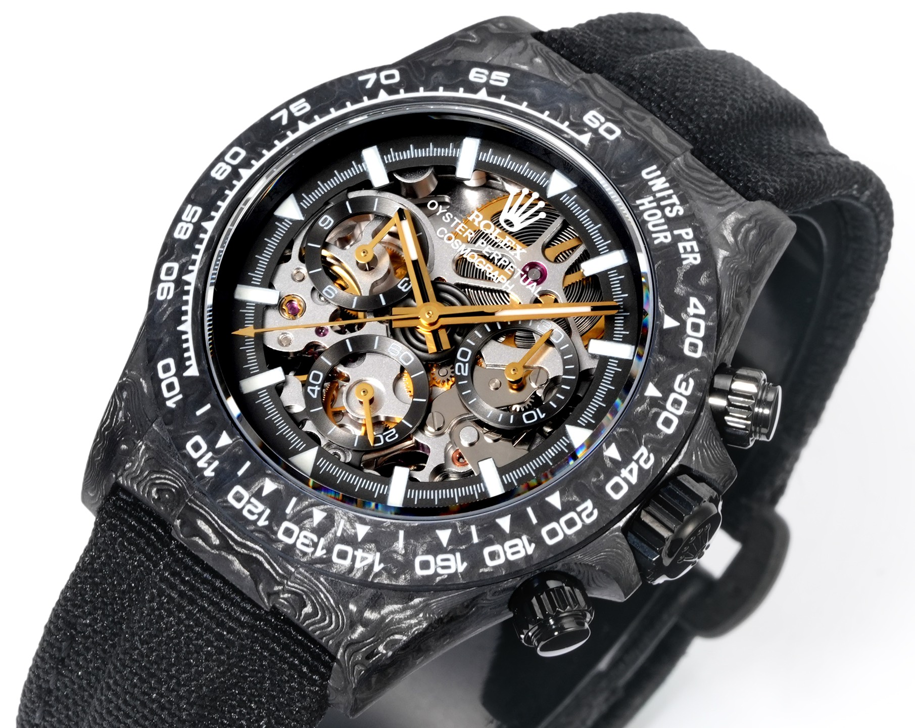 TW Factory ROLEX宇宙计时迪通拿系列之碳纤维定制版,腕表不仅佩戴轻便,外表坚硬.且每一只腕表都拥有独一无二的碳纤花纹材质. 【表壳】腕表尺寸40X12.4吻合原装.Tw工厂实力铸造碳纤维劳力士的独特风采.市场独家做到,整个壳套,圈口包括底盖均采用高复合碳纤维和超强夜光粉所打造.细节之处更是经过手工倒角抛光所制.质感非凡.【表带扣】表带采用人工纤维编织带所制,透气舒适,质地柔软.【机芯】采用最新精准而丹东成熟4802机芯,完美实现强大功能,性价比之王