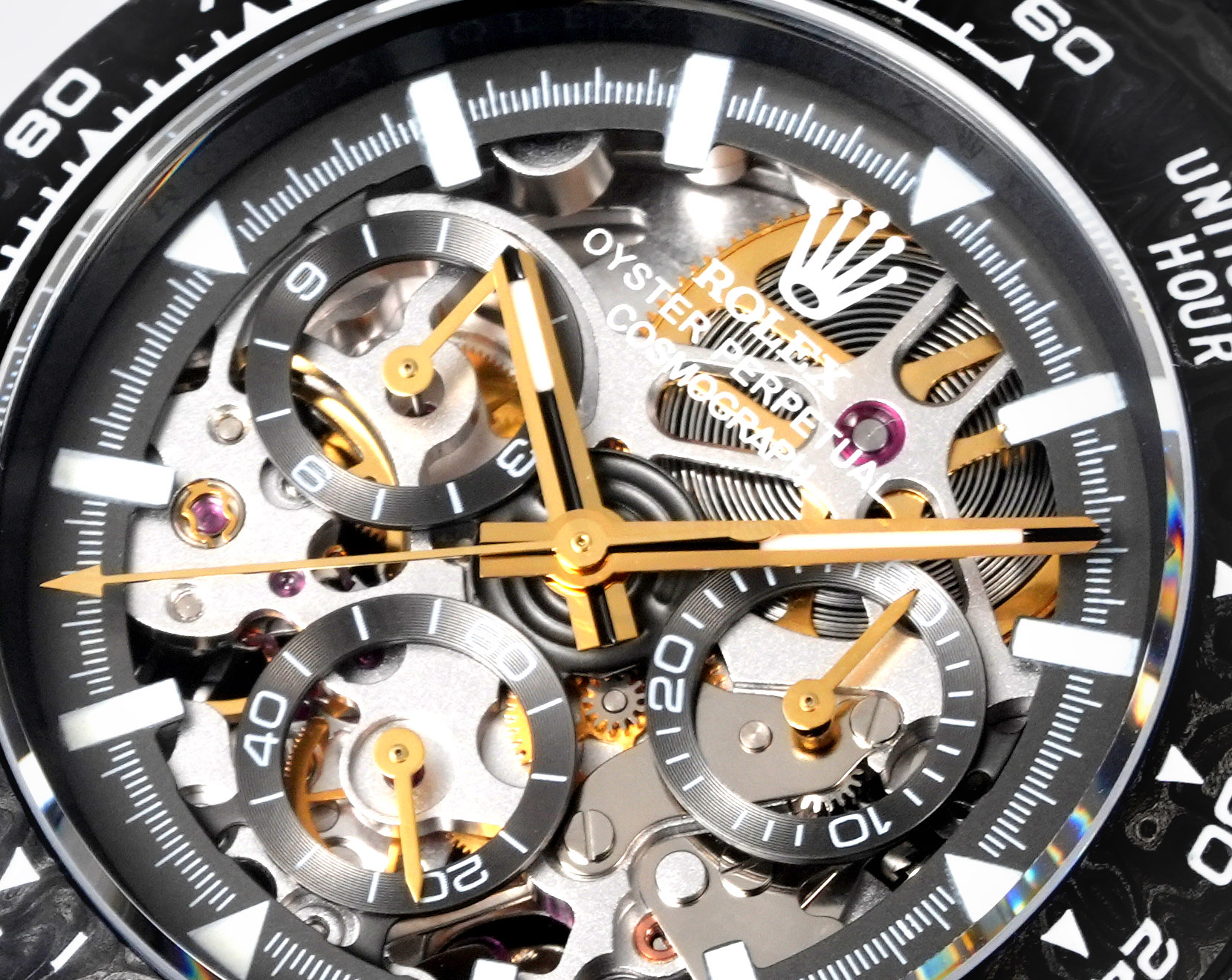 TW Factory ROLEX宇宙计时迪通拿系列之碳纤维定制版,腕表不仅佩戴轻便,外表坚硬.且每一只腕表都拥有独一无二的碳纤花纹材质. 【表壳】腕表尺寸40X12.4吻合原装.Tw工厂实力铸造碳纤维劳力士的独特风采.市场独家做到,整个壳套,圈口包括底盖均采用高复合碳纤维和超强夜光粉所打造.细节之处更是经过手工倒角抛光所制.质感非凡.【表带扣】表带采用人工纤维编织带所制,透气舒适,质地柔软.【机芯】采用最新精准而丹东成熟4802机芯,完美实现强大功能,性价比之王