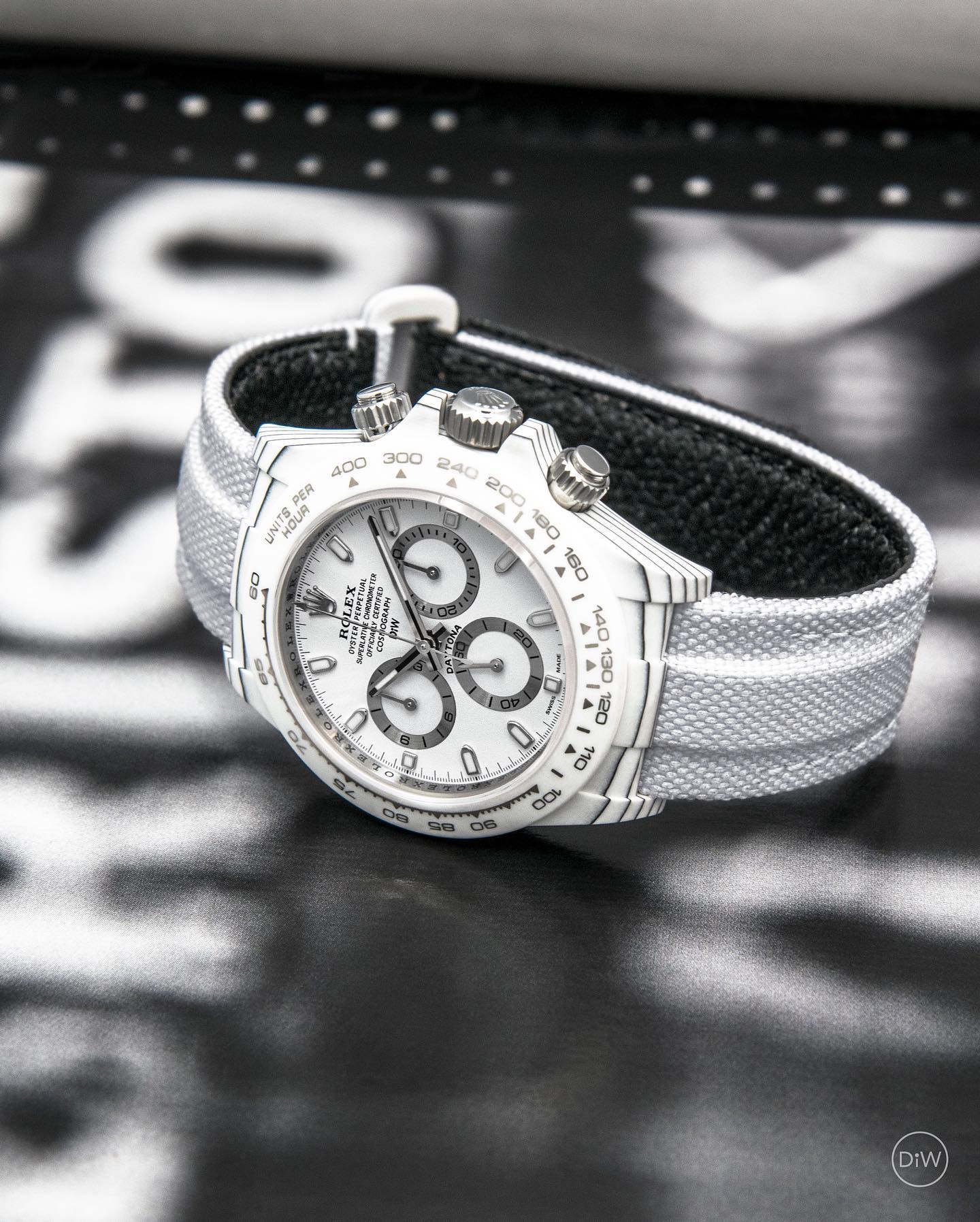 NO:947561,TW Factory  The carbon fiber customized version of the ROLEX Universe Chronograph Daytona series, the watch is not only light to wear, but also hard in appearance. Each watch has a unique carbon fiber pattern material. [Case] The size of the watch is 40X12.4, which matches the original. The strength of the Tw factory casts the unique style of carbon fiber Rolex. It is exclusively done in the market, and the entire case,  The ring mouth and the bottom cover are made of high-composite carbon fiber and super luminous powder. The details are hand-chamfered and polished. The texture is extraordinary. [Strap Buckle] The strap is made of artificial fiber woven straps, which is breathable, comfortable and soft in texture. [Movement] adopts the latest precise and mature Shanghai movement, which perfectly realizes powerful functions and is the king of cost performance!  !  !  ,,rolex19860909TW Factory ROLEX宇宙计时迪通拿系列之碳纤维定制版,腕表不仅佩戴轻便,外表坚硬.且每一只腕表都拥有独一无二的碳纤花纹材质.【表壳】腕表尺寸40X12.4吻合原装.Tw工厂实力铸造碳纤维劳力士的独特风采.市场独家做到,整个壳套,圈口包括底盖均采用高复合碳纤维和超强夜光粉所打造.细节之处更是经过手工倒角抛光所制.质感非凡.【表带扣】表带采用人工纤维编织带所制,透气舒适,质地柔软.【机芯】采用最新精准而上海成熟机芯,完美实现强大功能,性价比之王！！！,,rolex,Watch