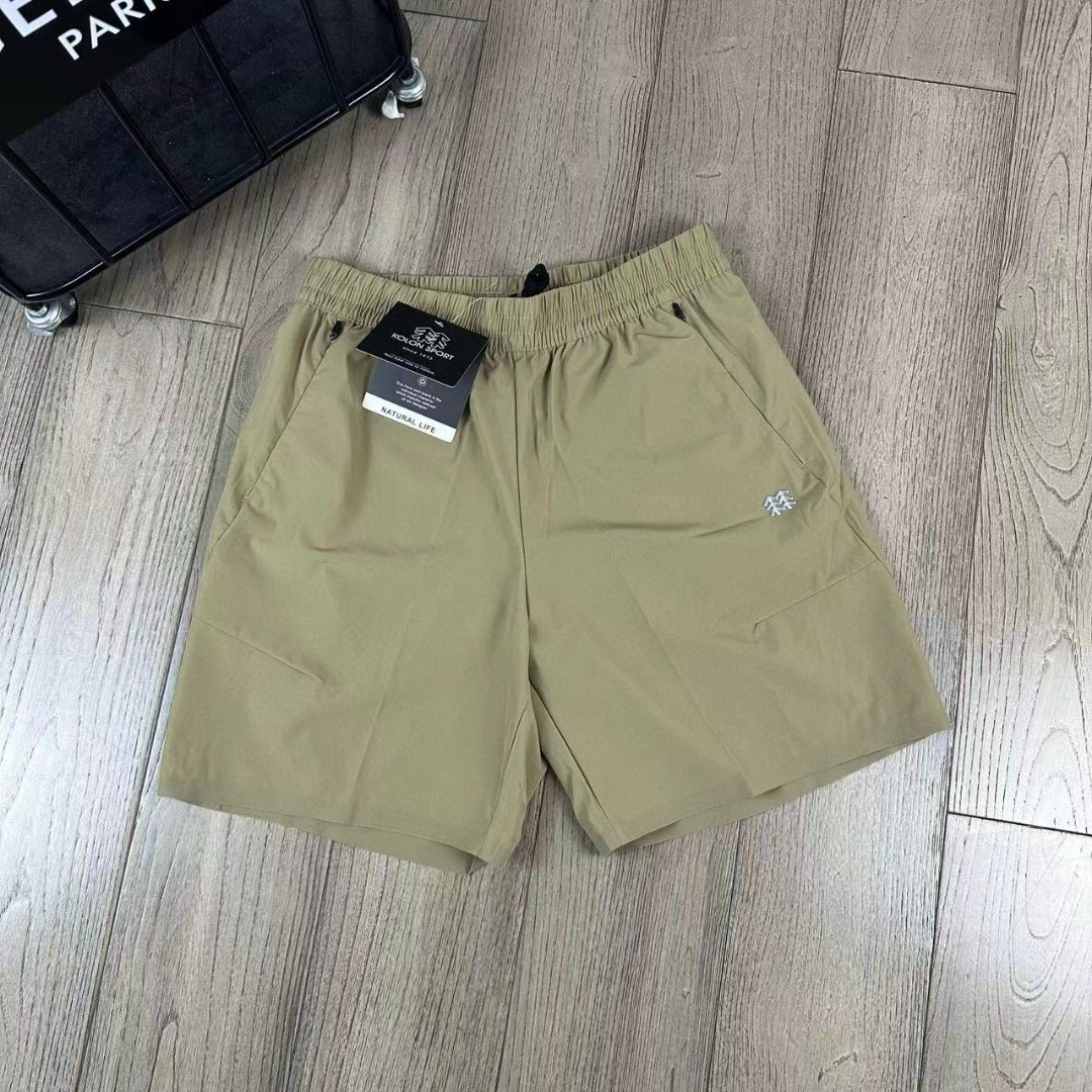  💰💰115
KOLON S💰ORT/可隆夏运动休闲短裤
 此款舒适短裤手感光滑细腻，四面弹力，弹力适中，裤子的自重非常轻，上身如若无物，健身跑步无压力，活动自如，没有紧绷感。运B1241动风设计，冰爽丝滑，快干透气，舒适，不贴身，手感柔软有弹性，防水速干，干爽舒适，双手推荐款，上身很舒服; 松紧弹力腰带，搭配腰带设计，轻松调节腰部松紧度,灵活调节，活动自如； 简洁实用，出行更轻松; 无惧小雨侵袭，采用防水面料，无惧天气变化，时候保持干爽。
颜色：黑色 绿色 卡其
尺码：M-3XL
           腰围    臀围    裤长    建议体重
M         71       57        55    120-130斤
L          74       59        57    130-140斤
XL       77        61        59    140-150斤
XXL     80       63         61    150-160斤
3XL     83       65         63    165-180斤
（手工测量，误差1-2cm左右）...





