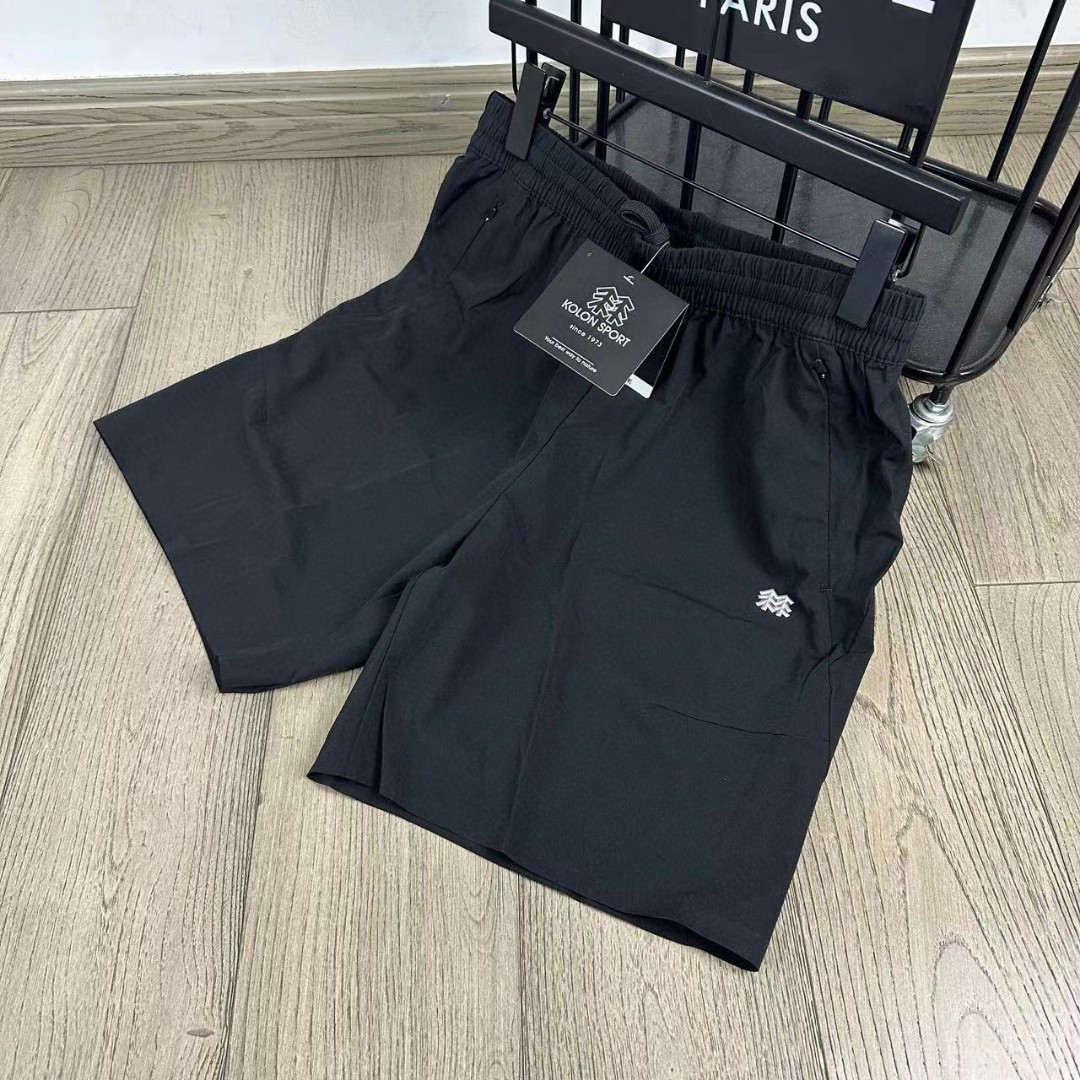  💰💰115
KOLON S💰ORT/可隆夏运动休闲短裤
 此款舒适短裤手感光滑细腻，四面弹力，弹力适中，裤子的自重非常轻，上身如若无物，健身跑步无压力，活动自如，没有紧绷感。运B1241动风设计，冰爽丝滑，快干透气，舒适，不贴身，手感柔软有弹性，防水速干，干爽舒适，双手推荐款，上身很舒服; 松紧弹力腰带，搭配腰带设计，轻松调节腰部松紧度,灵活调节，活动自如； 简洁实用，出行更轻松; 无惧小雨侵袭，采用防水面料，无惧天气变化，时候保持干爽。
颜色：黑色 绿色 卡其
尺码：M-3XL
           腰围    臀围    裤长    建议体重
M         71       57        55    120-130斤
L          74       59        57    130-140斤
XL       77        61        59    140-150斤
XXL     80       63         61    150-160斤
3XL     83       65         63    165-180斤
（手工测量，误差1-2cm左右）...





