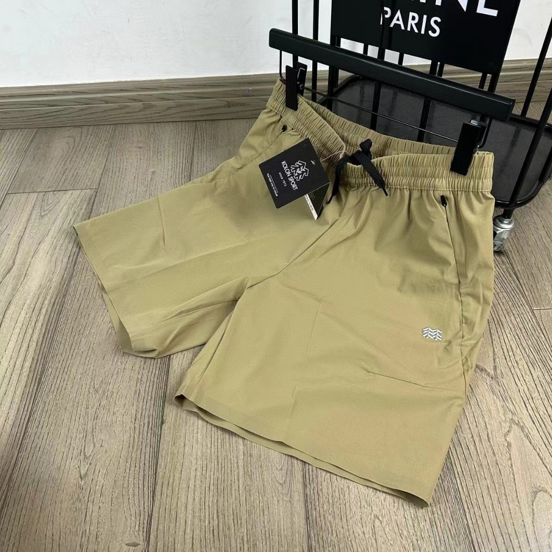  💰💰115
KOLON S💰ORT/可隆夏运动休闲短裤
 此款舒适短裤手感光滑细腻，四面弹力，弹力适中，裤子的自重非常轻，上身如若无物，健身跑步无压力，活动自如，没有紧绷感。运B1241动风设计，冰爽丝滑，快干透气，舒适，不贴身，手感柔软有弹性，防水速干，干爽舒适，双手推荐款，上身很舒服; 松紧弹力腰带，搭配腰带设计，轻松调节腰部松紧度,灵活调节，活动自如； 简洁实用，出行更轻松; 无惧小雨侵袭，采用防水面料，无惧天气变化，时候保持干爽。
颜色：黑色 绿色 卡其
尺码：M-3XL
           腰围    臀围    裤长    建议体重
M         71       57        55    120-130斤
L          74       59        57    130-140斤
XL       77        61        59    140-150斤
XXL     80       63         61    150-160斤
3XL     83       65         63    165-180斤
（手工测量，误差1-2cm左右）...





