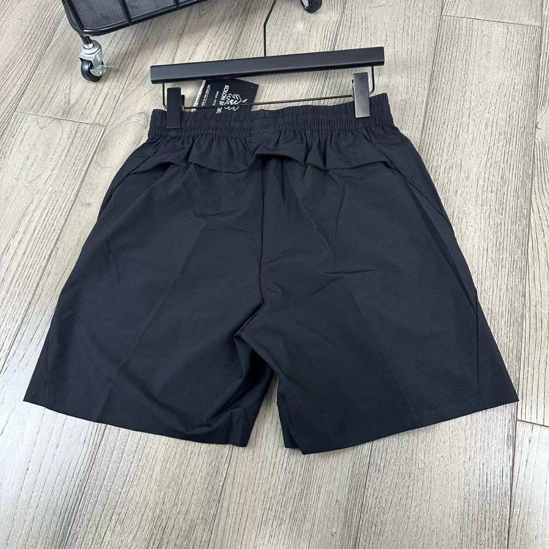  💰💰115
KOLON S💰ORT/可隆夏运动休闲短裤
 此款舒适短裤手感光滑细腻，四面弹力，弹力适中，裤子的自重非常轻，上身如若无物，健身跑步无压力，活动自如，没有紧绷感。运B1241动风设计，冰爽丝滑，快干透气，舒适，不贴身，手感柔软有弹性，防水速干，干爽舒适，双手推荐款，上身很舒服; 松紧弹力腰带，搭配腰带设计，轻松调节腰部松紧度,灵活调节，活动自如； 简洁实用，出行更轻松; 无惧小雨侵袭，采用防水面料，无惧天气变化，时候保持干爽。
颜色：黑色 绿色 卡其
尺码：M-3XL
           腰围    臀围    裤长    建议体重
M         71       57        55    120-130斤
L          74       59        57    130-140斤
XL       77        61        59    140-150斤
XXL     80       63         61    150-160斤
3XL     83       65         63    165-180斤
（手工测量，误差1-2cm左右）...





