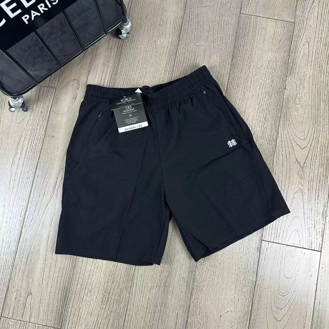 💰💰115
KOLON S💰ORT/可隆夏运动休闲短裤
 此款舒适短裤手感光滑细腻，四面弹力，弹力适中，裤子的自重非常轻，上身如若无物，健身跑步无压力，活动自如，没有紧绷感。运B1241动风设计，冰爽丝滑，快干透气，舒适，不贴身，手感柔软有弹性，防水速干，干爽舒适，双手推荐款，上身很舒服; 松紧弹力腰带，搭配腰带设计，轻松调节腰部松紧度,灵活调节，活动自如； 简洁实用，出行更轻松; 无惧小雨侵袭，采用防水面料，无惧天气变化，时候保持干爽。
颜色：黑色 绿色 卡其
尺码：M-3XL
           腰围    臀围    裤长    建议体重
M         71       57        55    120-130斤
L          74       59        57    130-140斤
XL       77        61        59    140-150斤
XXL     80       63         61    150-160斤
3XL     83       65         63    165-180斤
（手工测量，误差1-2cm左右）...





