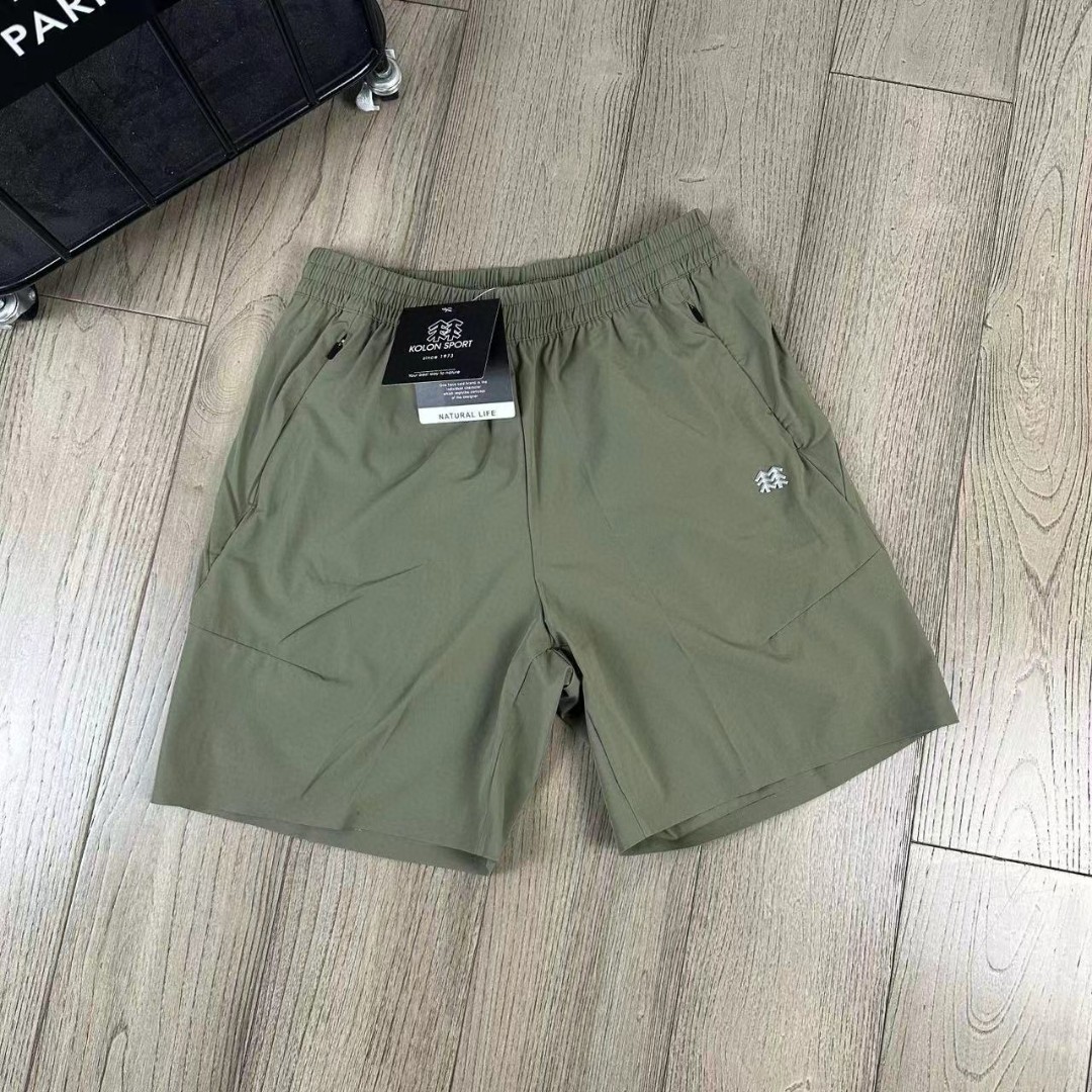  💰💰115
KOLON S💰ORT/可隆夏运动休闲短裤
 此款舒适短裤手感光滑细腻，四面弹力，弹力适中，裤子的自重非常轻，上身如若无物，健身跑步无压力，活动自如，没有紧绷感。运B1241动风设计，冰爽丝滑，快干透气，舒适，不贴身，手感柔软有弹性，防水速干，干爽舒适，双手推荐款，上身很舒服; 松紧弹力腰带，搭配腰带设计，轻松调节腰部松紧度,灵活调节，活动自如； 简洁实用，出行更轻松; 无惧小雨侵袭，采用防水面料，无惧天气变化，时候保持干爽。
颜色：黑色 绿色 卡其
尺码：M-3XL
           腰围    臀围    裤长    建议体重
M         71       57        55    120-130斤
L          74       59        57    130-140斤
XL       77        61        59    140-150斤
XXL     80       63         61    150-160斤
3XL     83       65         63    165-180斤
（手工测量，误差1-2cm左右）...





