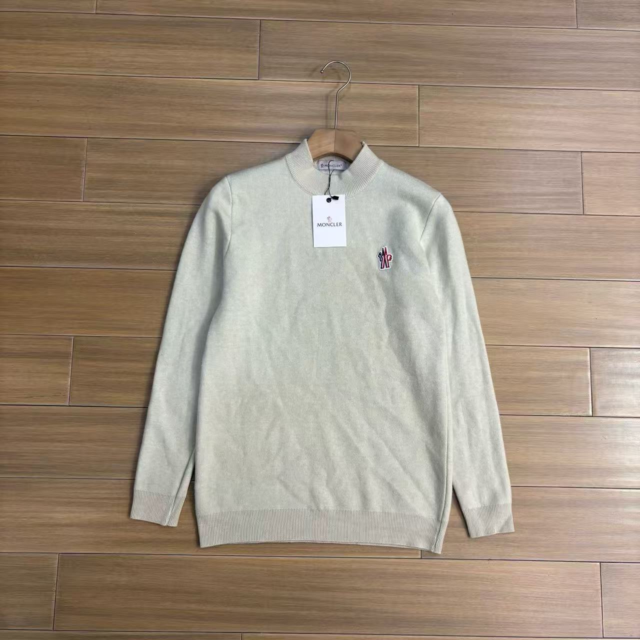 
P160～  蒙口一体绒 水貂绒 针织外套新款 男士限量版上衣！紧致的做工！真心不错！ 这个做工真心的屌！专柜四位数了！经典简约大方！冬季男装简约新品，高档时尚简约、舒适手感穿着修身，经典标志性色彩线条搭配，时尚男士百搭推荐最基础款的 款式方面真的不想多了 自行脑补吧！随便你怎么穿怎么搭 都是不一样的风格 我只能说兄弟们你们有福了！这算是我今年最看好的一款毛衣之一！之所以说之一是因为不敢保证后期还会不会遇到类似这种！总之遇到就别错过 这一季的爆款就等你们来创造了！兄弟姐们们识货的就可以看出不是一般的工厂可以做出来的！精致到每一个细节！
颜色：黑色 白色 豆绿色 燕麦色
尺码：M-4XL