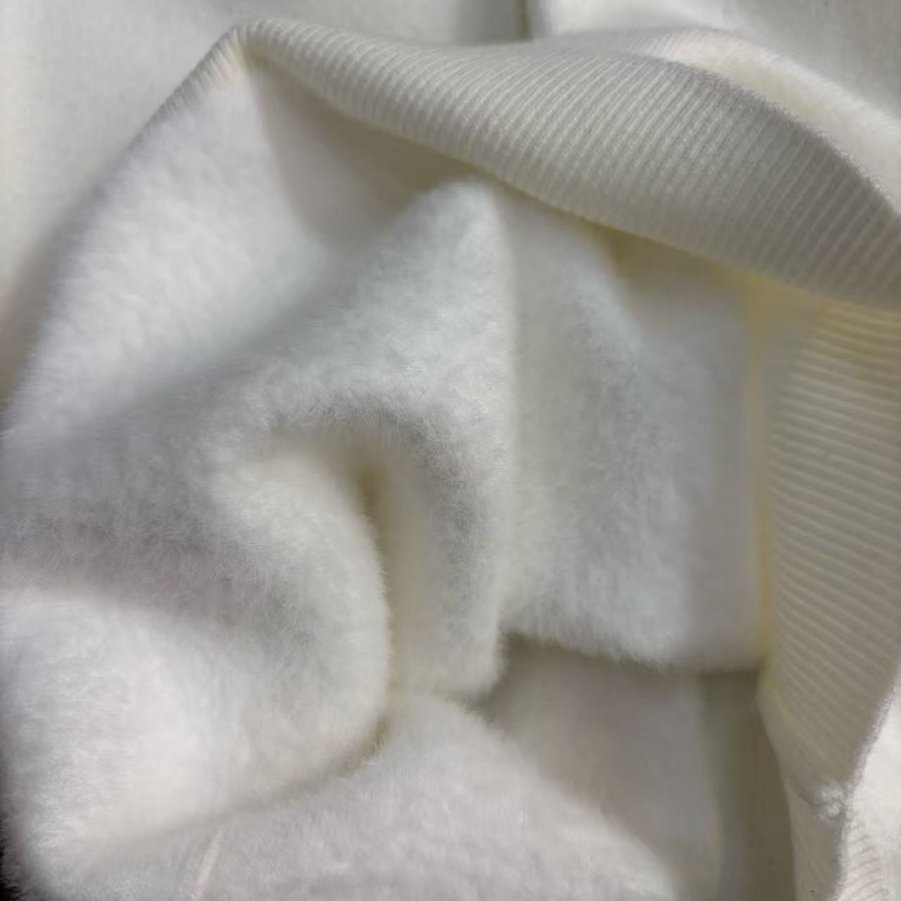 
P160～  蒙口一体绒 水貂绒 针织外套新款 男士限量版上衣！紧致的做工！真心不错！ 这个做工真心的屌！专柜四位数了！经典简约大方！冬季男装简约新品，高档时尚简约、舒适手感穿着修身，经典标志性色彩线条搭配，时尚男士百搭推荐最基础款的 款式方面真的不想多了 自行脑补吧！随便你怎么穿怎么搭 都是不一样的风格 我只能说兄弟们你们有福了！这算是我今年最看好的一款毛衣之一！之所以说之一是因为不敢保证后期还会不会遇到类似这种！总之遇到就别错过 这一季的爆款就等你们来创造了！兄弟姐们们识货的就可以看出不是一般的工厂可以做出来的！精致到每一个细节！
颜色：黑色 白色 豆绿色 燕麦色
尺码：M-4XL