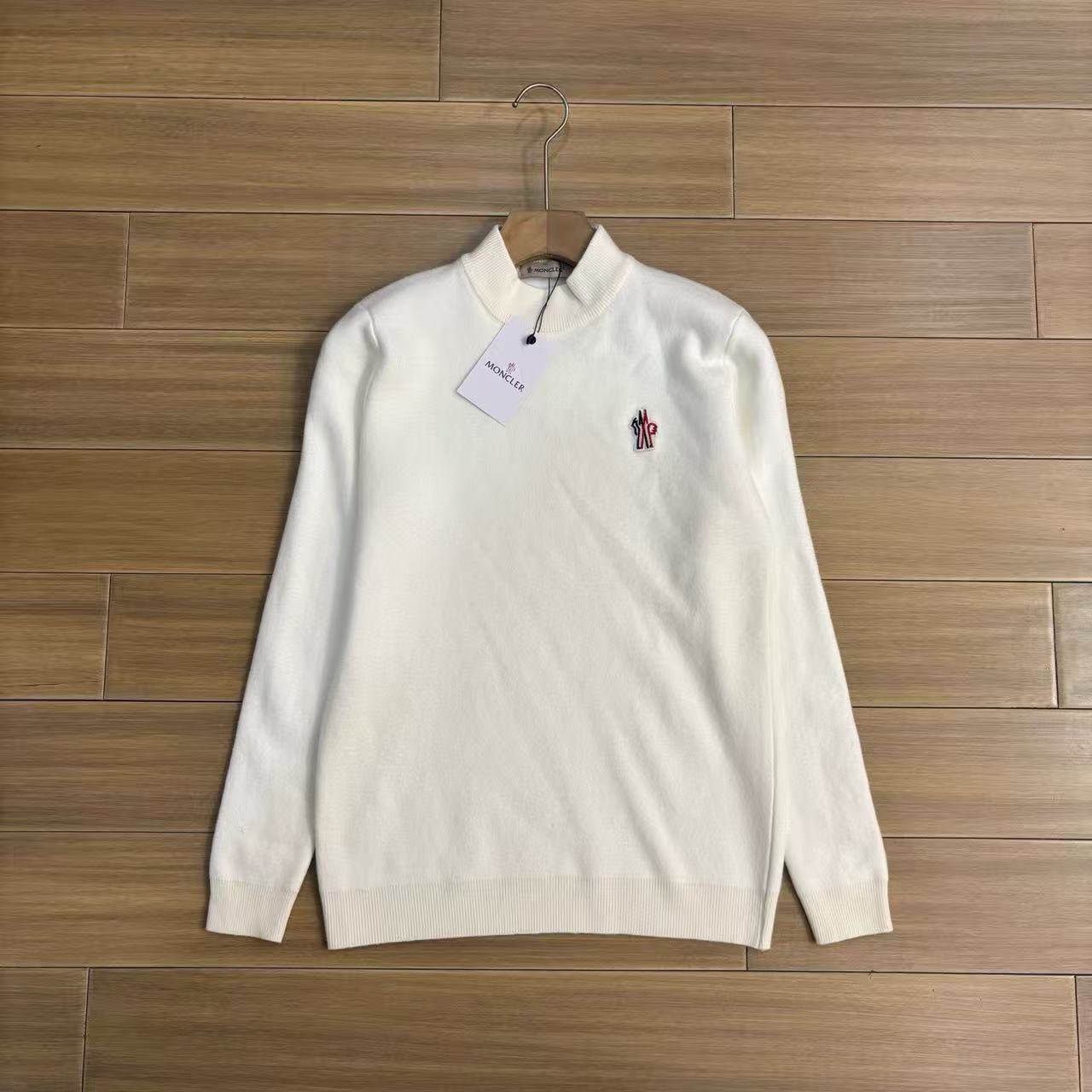 
P160～  蒙口一体绒 水貂绒 针织外套新款 男士限量版上衣！紧致的做工！真心不错！ 这个做工真心的屌！专柜四位数了！经典简约大方！冬季男装简约新品，高档时尚简约、舒适手感穿着修身，经典标志性色彩线条搭配，时尚男士百搭推荐最基础款的 款式方面真的不想多了 自行脑补吧！随便你怎么穿怎么搭 都是不一样的风格 我只能说兄弟们你们有福了！这算是我今年最看好的一款毛衣之一！之所以说之一是因为不敢保证后期还会不会遇到类似这种！总之遇到就别错过 这一季的爆款就等你们来创造了！兄弟姐们们识货的就可以看出不是一般的工厂可以做出来的！精致到每一个细节！
颜色：黑色 白色 豆绿色 燕麦色
尺码：M-4XL