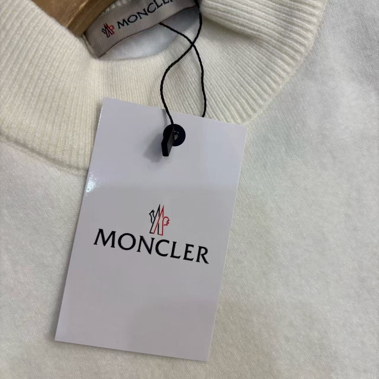 
P160～  蒙口一体绒 水貂绒 针织外套新款 男士限量版上衣！紧致的做工！真心不错！ 这个做工真心的屌！专柜四位数了！经典简约大方！冬季男装简约新品，高档时尚简约、舒适手感穿着修身，经典标志性色彩线条搭配，时尚男士百搭推荐最基础款的 款式方面真的不想多了 自行脑补吧！随便你怎么穿怎么搭 都是不一样的风格 我只能说兄弟们你们有福了！这算是我今年最看好的一款毛衣之一！之所以说之一是因为不敢保证后期还会不会遇到类似这种！总之遇到就别错过 这一季的爆款就等你们来创造了！兄弟姐们们识货的就可以看出不是一般的工厂可以做出来的！精致到每一个细节！
颜色：黑色 白色 豆绿色 燕麦色
尺码：M-4XL