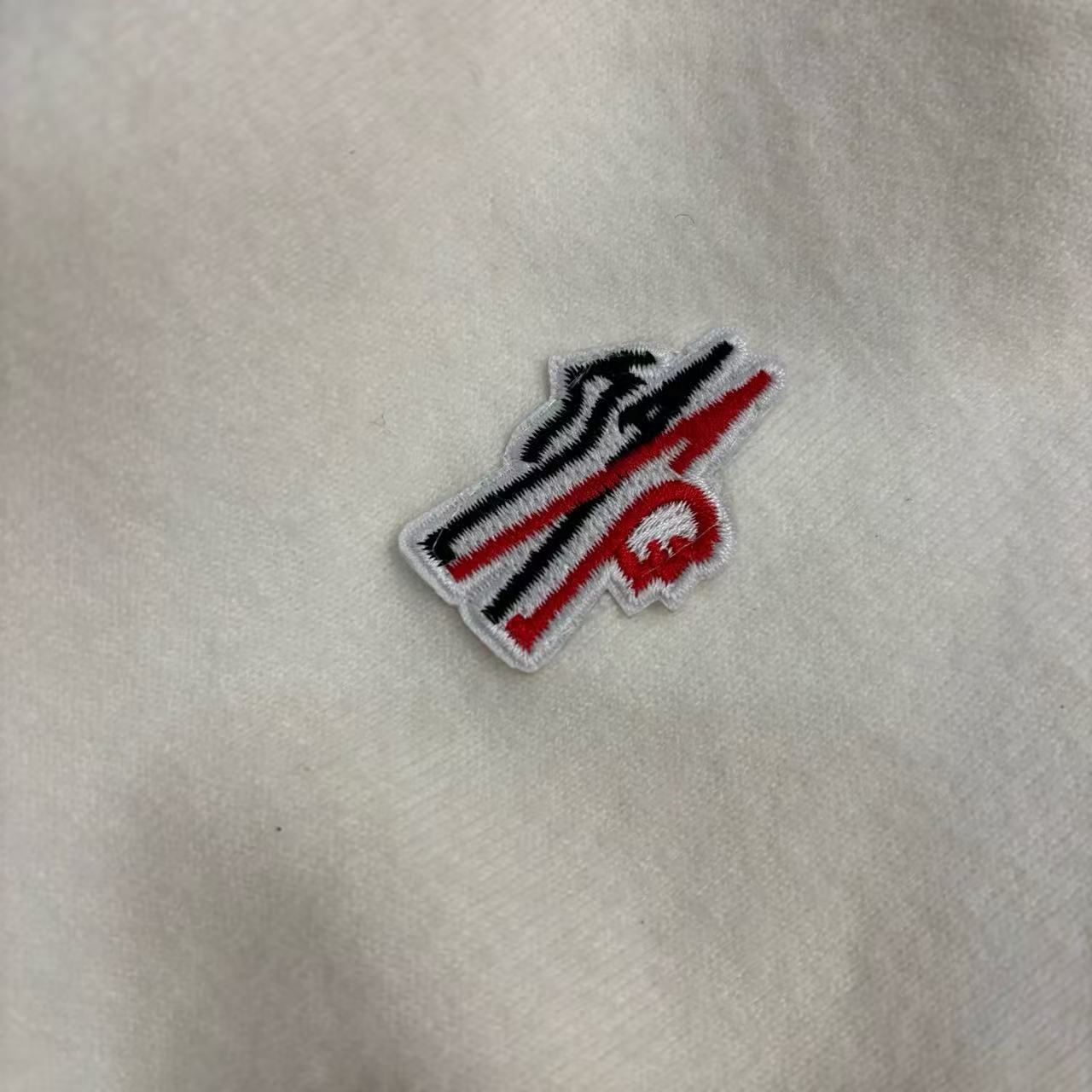 
P160～  蒙口一体绒 水貂绒 针织外套新款 男士限量版上衣！紧致的做工！真心不错！ 这个做工真心的屌！专柜四位数了！经典简约大方！冬季男装简约新品，高档时尚简约、舒适手感穿着修身，经典标志性色彩线条搭配，时尚男士百搭推荐最基础款的 款式方面真的不想多了 自行脑补吧！随便你怎么穿怎么搭 都是不一样的风格 我只能说兄弟们你们有福了！这算是我今年最看好的一款毛衣之一！之所以说之一是因为不敢保证后期还会不会遇到类似这种！总之遇到就别错过 这一季的爆款就等你们来创造了！兄弟姐们们识货的就可以看出不是一般的工厂可以做出来的！精致到每一个细节！
颜色：黑色 白色 豆绿色 燕麦色
尺码：M-4XL